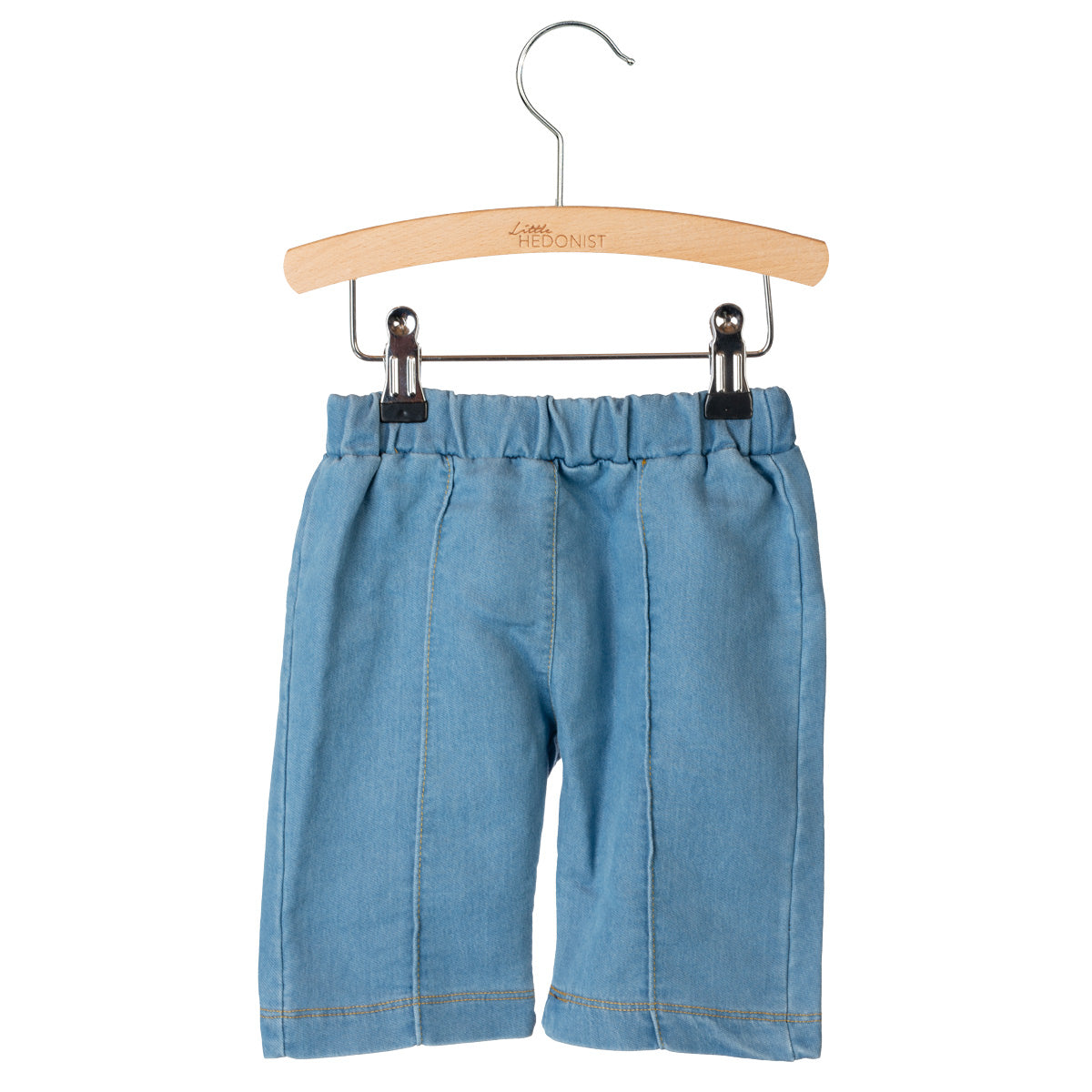 Hellblaue Jeansshorts mit elastischem Bund, ausgestellt auf einem Holzbügel vor weißem Hintergrund.