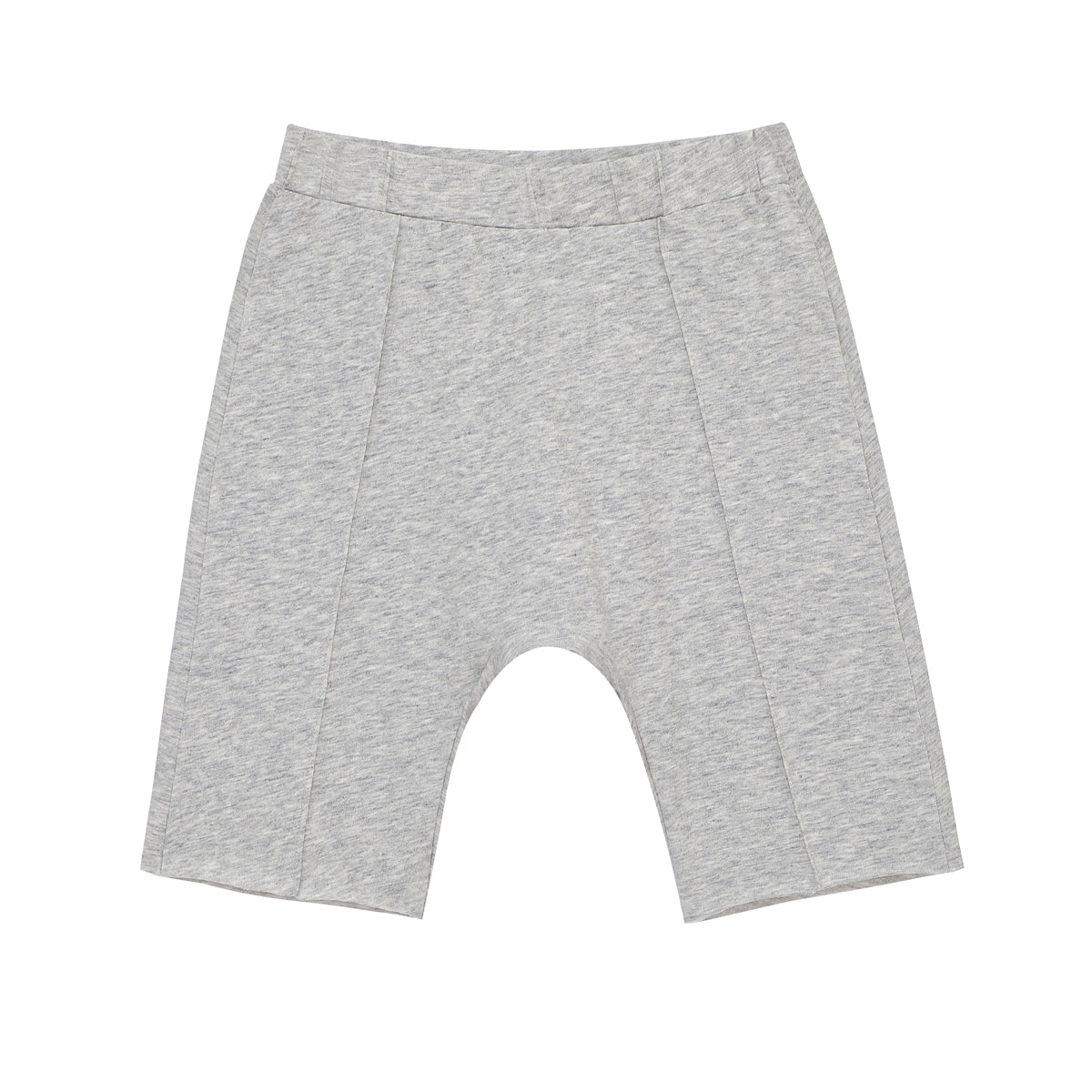 Hellgraue, knielange Shorts aus weichem, dehnbarem Stoff, flach auf weißem Hintergrund. Die Shorts haben ein einfaches Design mit einem elastischen Bund und vertikalen Nahtdetails auf der Vorderseite.