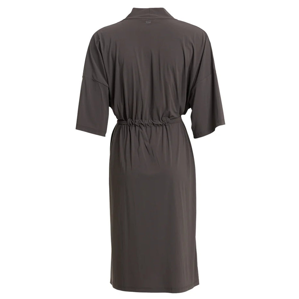 Rückenansicht eines knielangen, kurzärmeligen, dunkelgrauen Kleides mit einem elastischen Bund und einer lockeren, entspannten Passform. Das Kleid ist auf einem schlichten weißen Hintergrund abgebildet.