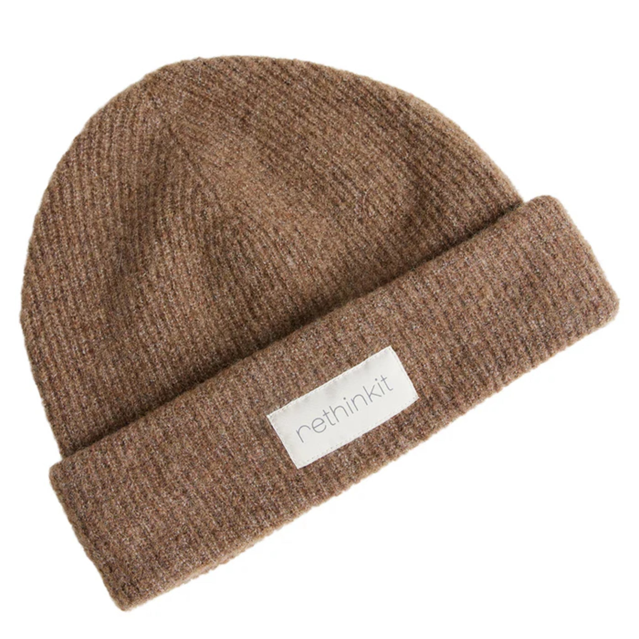 Braune Rippenstrickmütze mit umgeschlagener Krempe und weißem rechteckigen Aufnäher mit der Aufschrift rethinkit auf der Vorderseite.