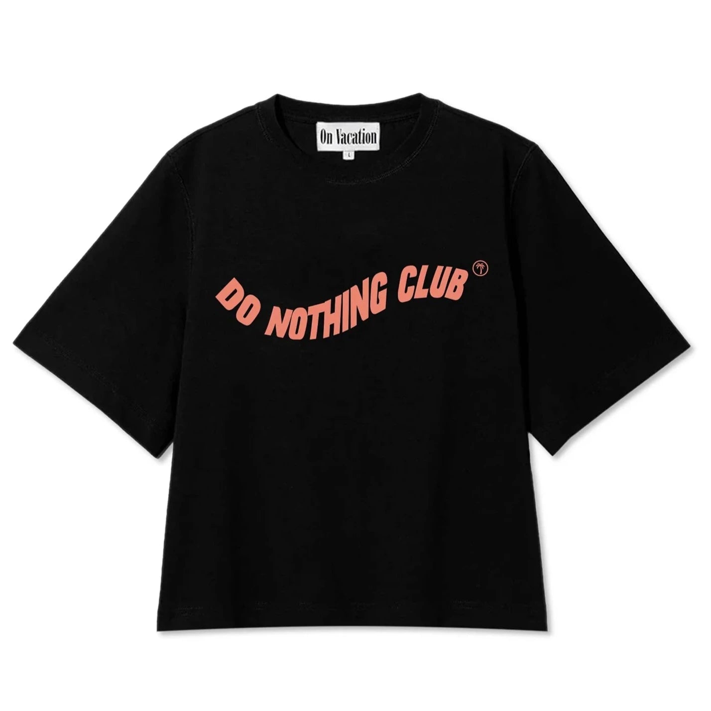 Schwarzes T-Shirt mit der Aufschrift "DO NOTHING CLUB" in roter Schrift auf der Vorderseite.