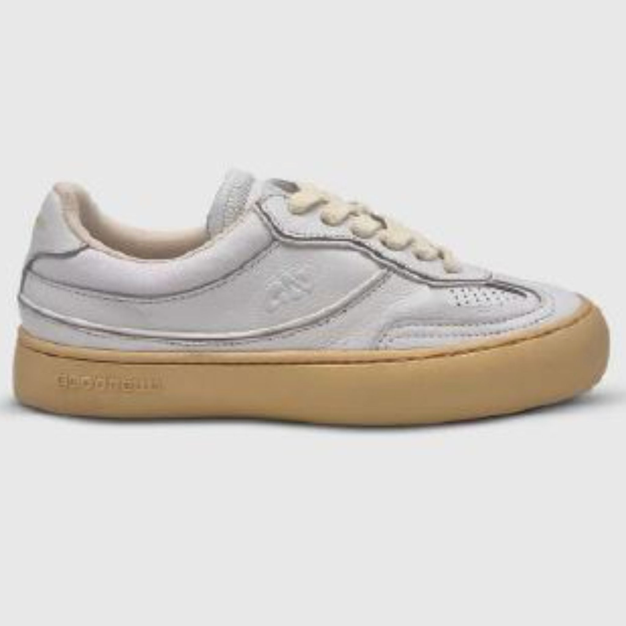 Ein weißer Low-Top-Sneaker mit cremefarbenen Schnürsenkeln, hellgrauen Details und einer beigen Gummisohle, dargestellt in einer seitlichen Profilansicht auf einem einfarbigen hellgrauen Hintergrund.