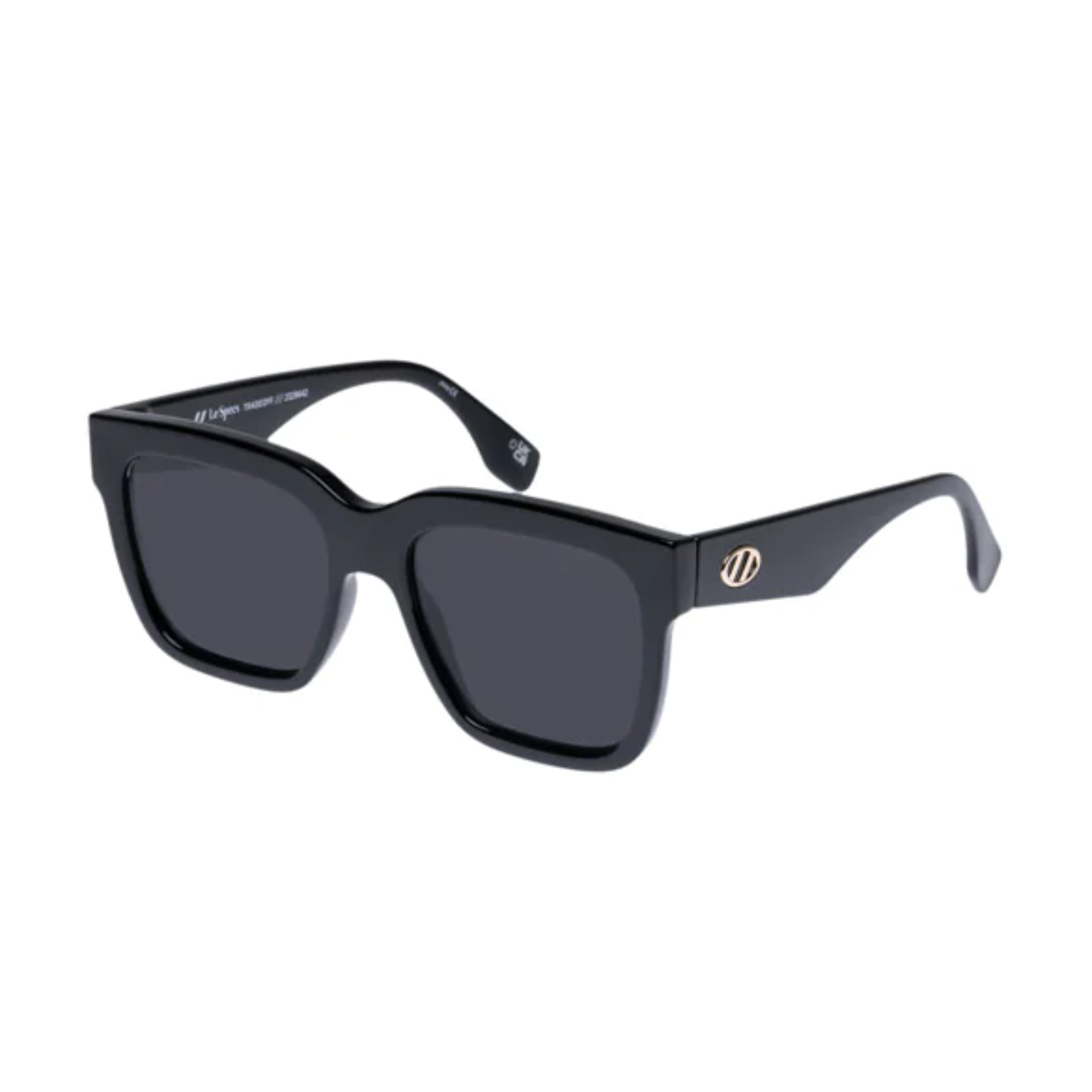 Schwarze, eckige Sonnenbrille mit dunklen Gläsern und einem goldenen Detail an den Bügeln.