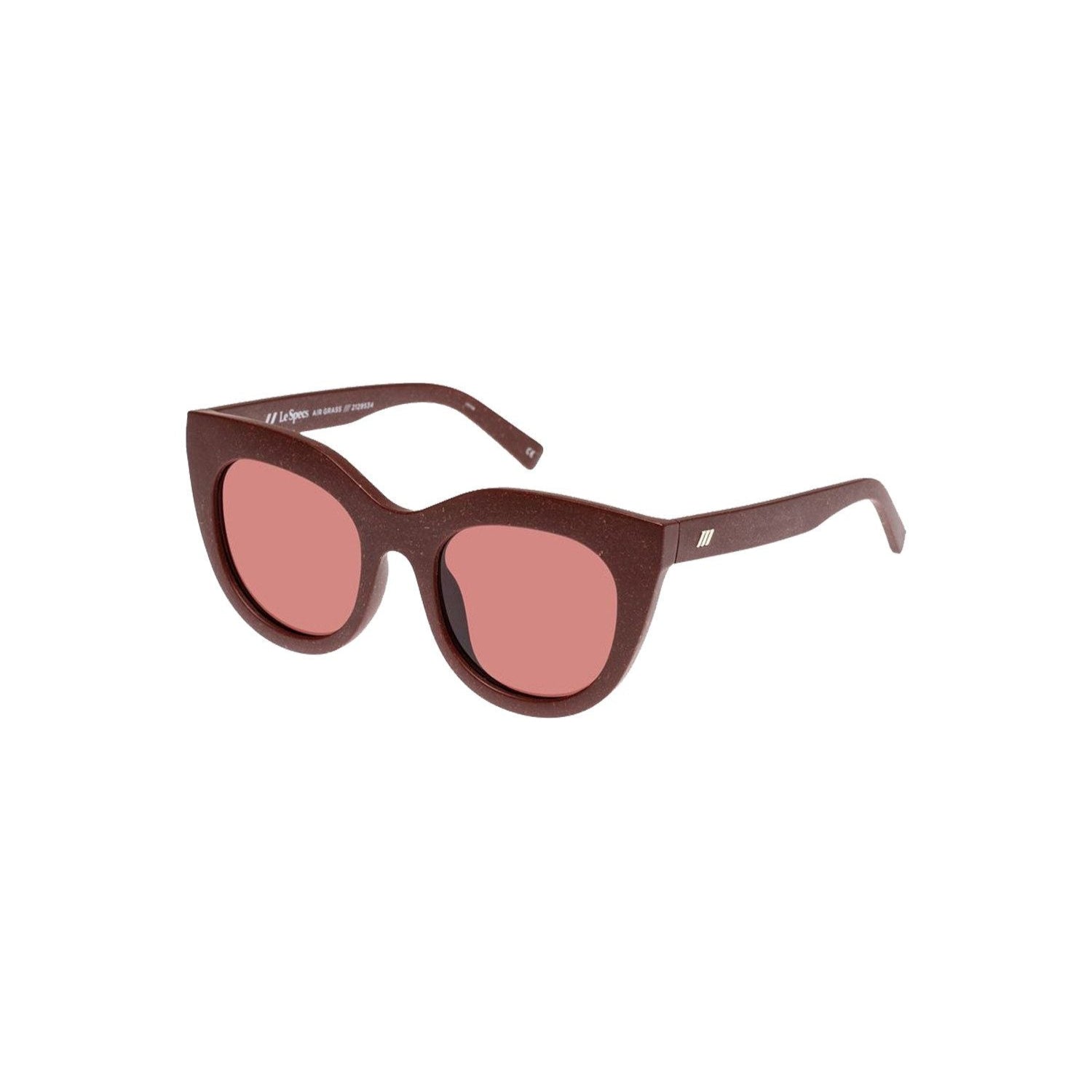 Braune Sonnenbrille mit leicht abgeschrägter Cat-Eye-Form und rosafarbenen Gläsern, auf weißem Hintergrund.