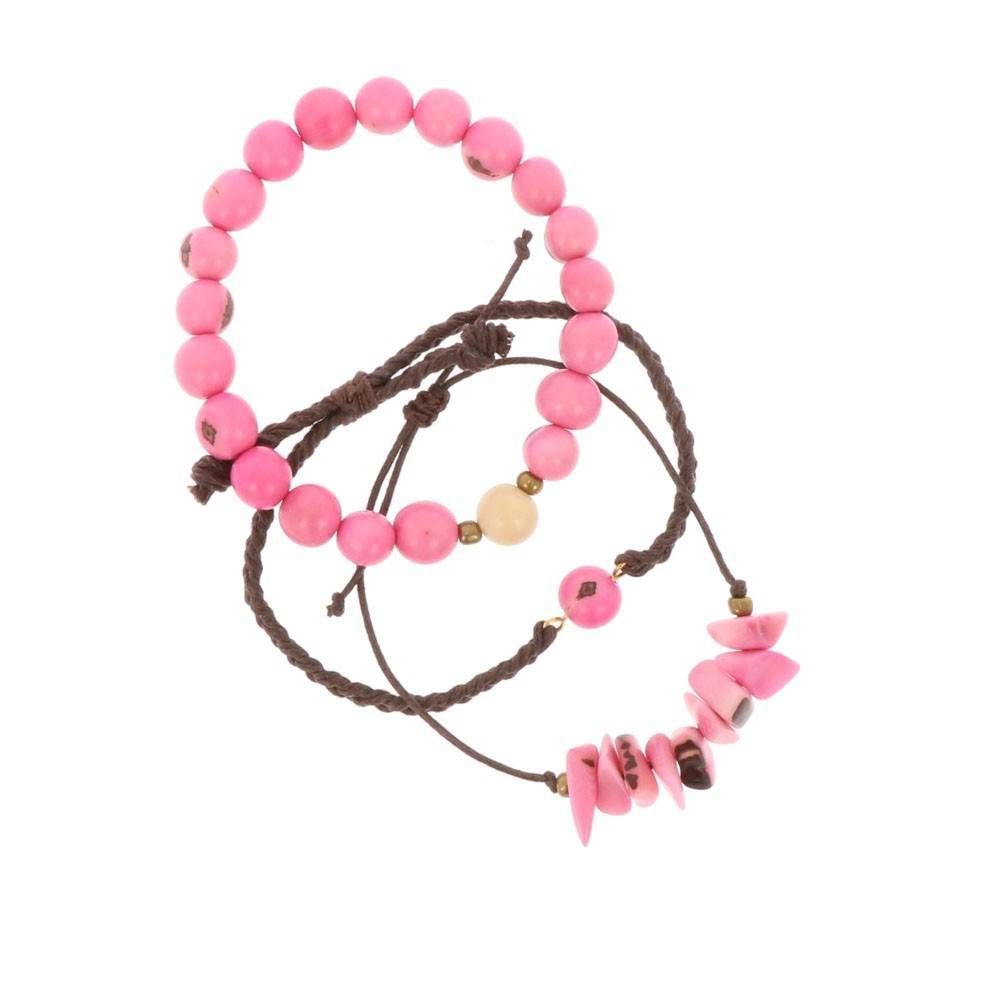 Zwei Armbänder im Boho-Stil: eines mit runden rosafarbenen Perlen auf einem Gummiband und ein anderes mit rosafarbenen und braunen unregelmäßigen Perlen und einer einzelnen runden Perle auf einer verstellbaren braunen Schnur.