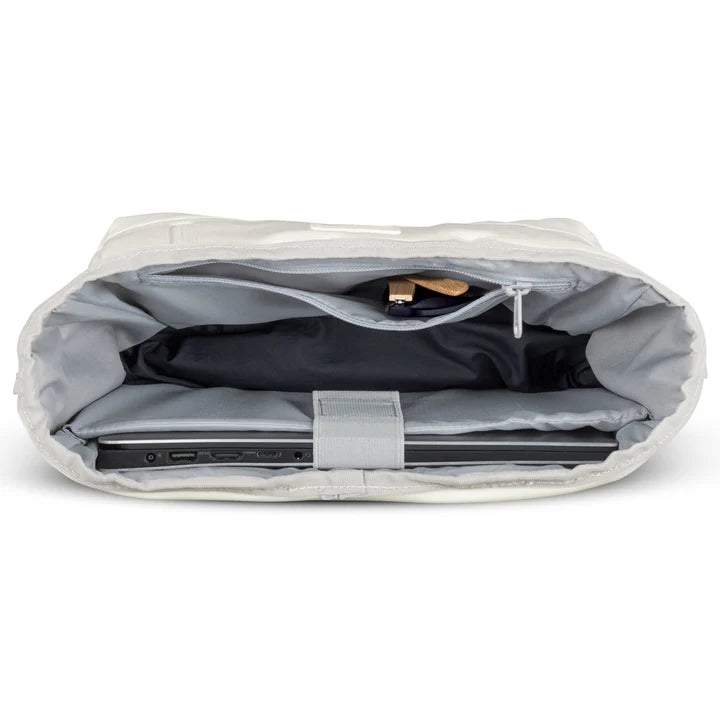 Ein offener weißer Rucksack in der Draufsicht, der ein gepolstertes Laptopfach für einen Laptop, zusätzliche Innentaschen und ein graues Innenfutter aufweist.