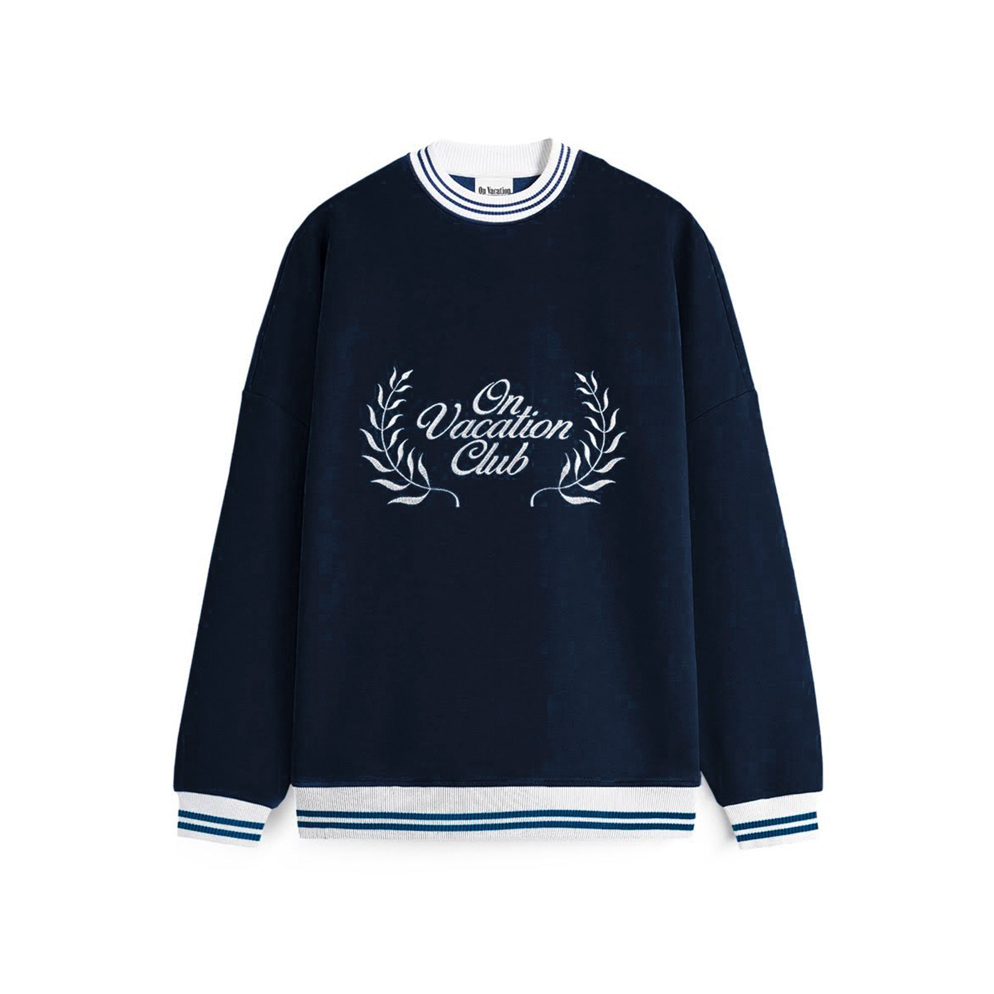 Marineblaues Sweatshirt mit Rundhalsausschnitt und weiß-blau gestreiften Bündchen und Saum. Auf der Vorderseite ist "On Vacation Club" und eine Lorbeergrafik in Weiß eingestickt.