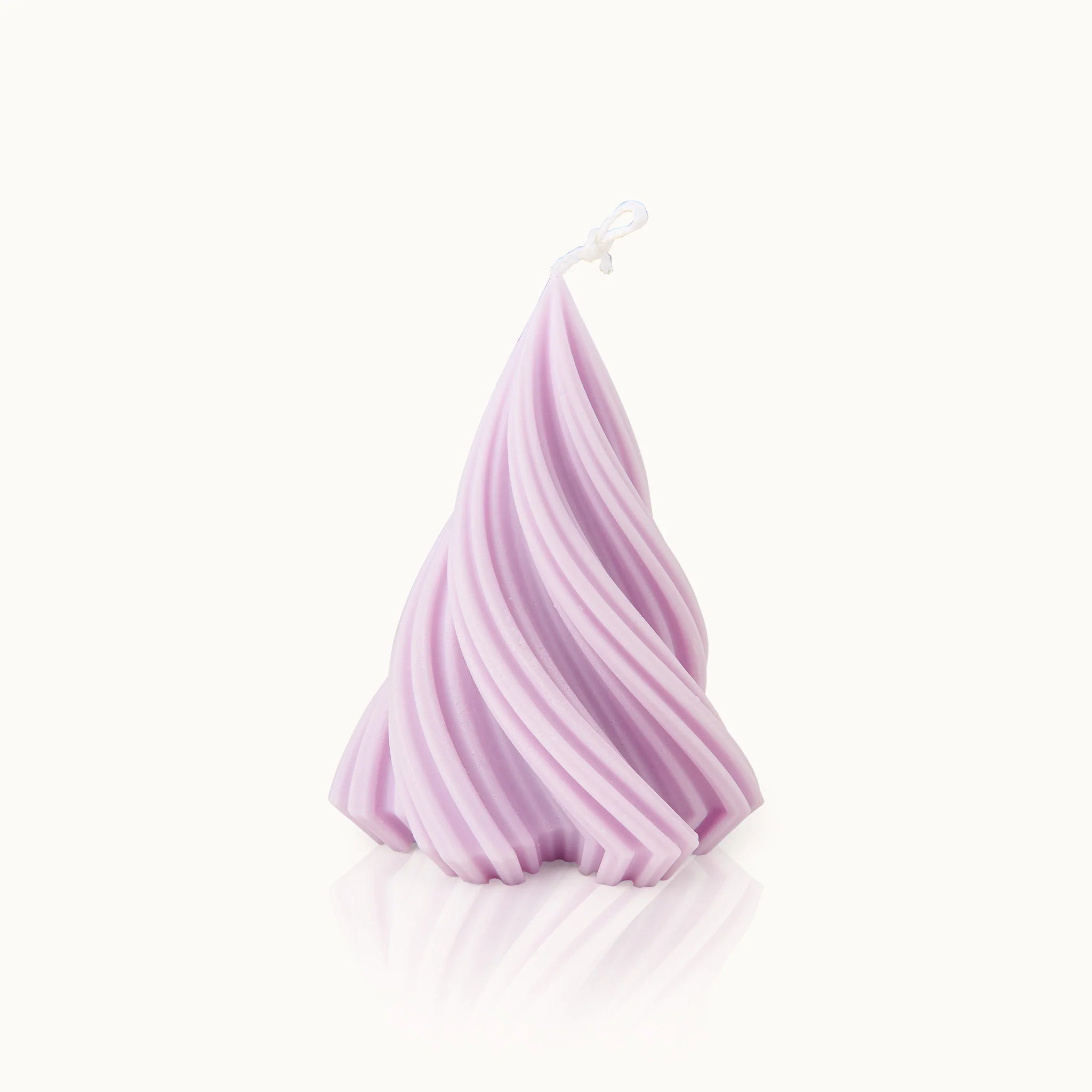 Lila Kerze mit spiralförmigem Design vor weißem Hintergrund.