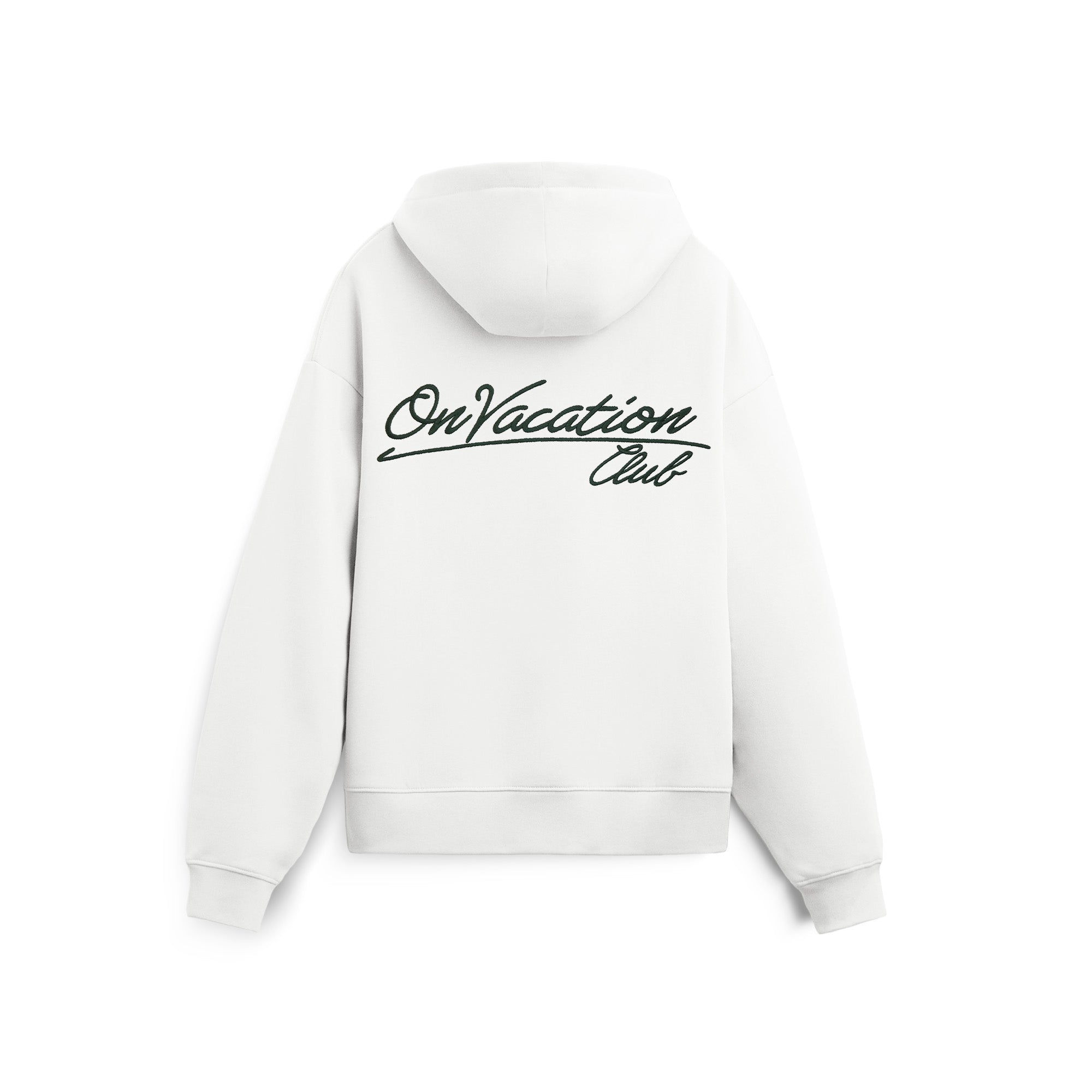 Ein weißes Kapuzensweatshirt, von hinten gesehen, mit dem Schriftzug On Vacation Club in großer, schwarzer, kursiver Schrift auf der oberen Rückenpartie.