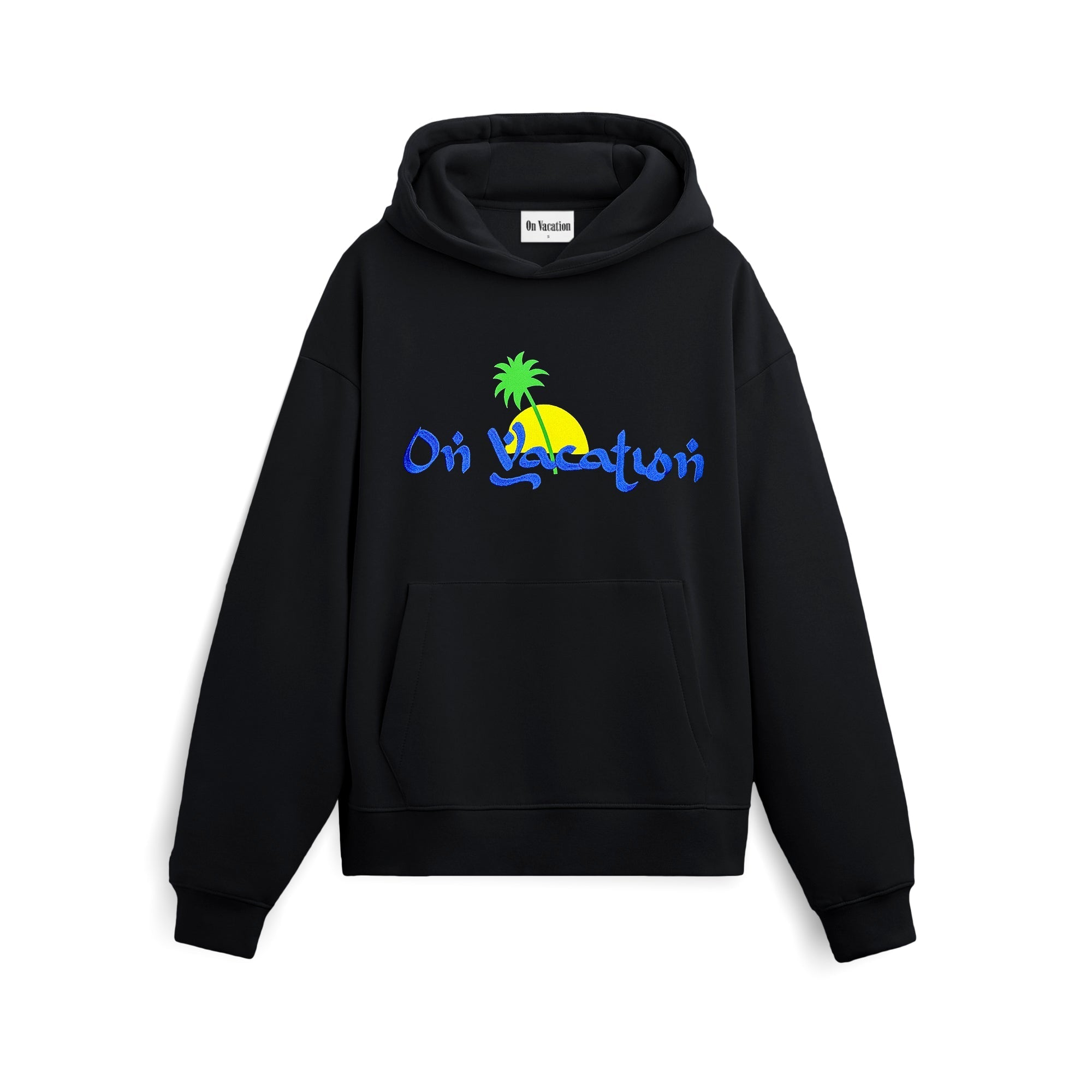 Schwarzer Kapuzenpulli mit Vordertasche und der Grafik eines gelben Strandes mit grüner Palme und dem Schriftzug "On Vacation" in blauer Schrift auf der Brust.