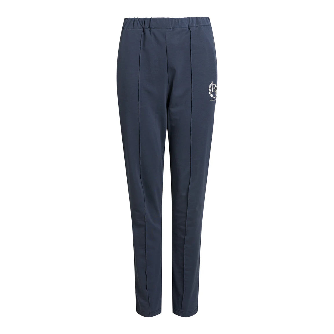 Marineblaue, konisch zulaufende Hose mit elastischem Bund, vorderen Nähten und einem kleinen, weiß gestickten Logo auf der linken Hüfte.
