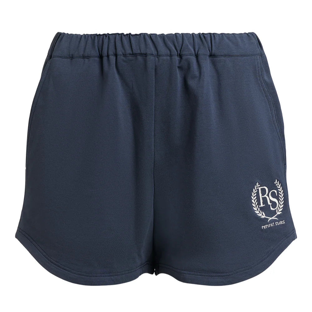 Marineblaue Sportshorts mit elastischem Bund, Seitentaschen und einem kleinen weißen RS-Logo mit Lorbeerkranz auf dem linken Bein.