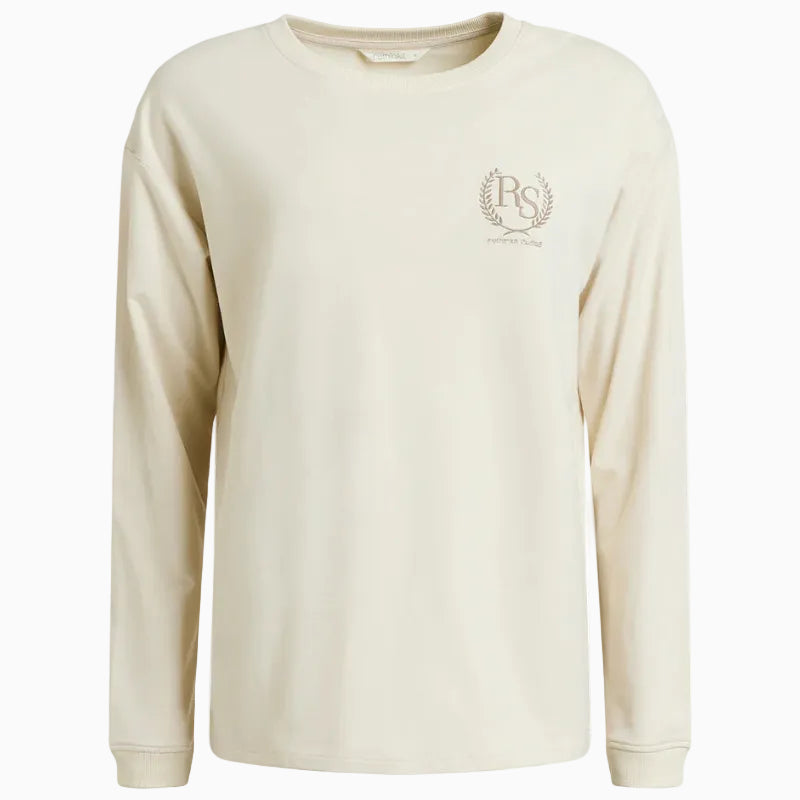 Ein beigefarbenes Langarmshirt mit Rundhalsausschnitt und einem kleinen RS-Logo und Lorbeerkranz auf der linken Brust. Das Shirt hat einen einfachen und minimalistischen Stil.