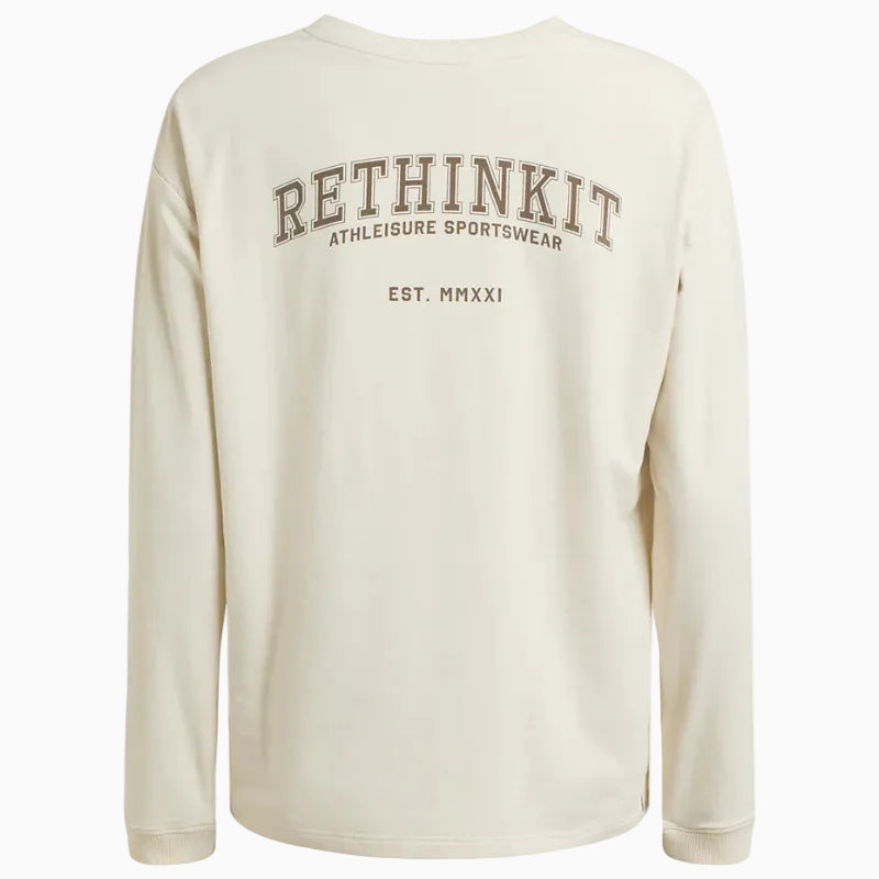 Ein cremefarbenes langärmeliges Hemd mit der Aufschrift RETHINKIT ATHLEISURE SPORTSWEAR und EST. MMXXI in braunen Großbuchstaben quer über den Rücken gedruckt.