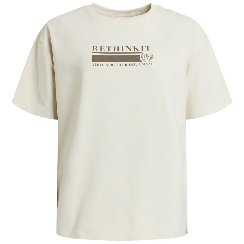 Ein schlichtes, hellbeiges T-Shirt mit kurzen Ärmeln. Auf der Vorderseite befindet sich der Schriftzug RETHINK IT und darunter ein kleinerer Text sowie ein kleines kreisförmiges Logo.