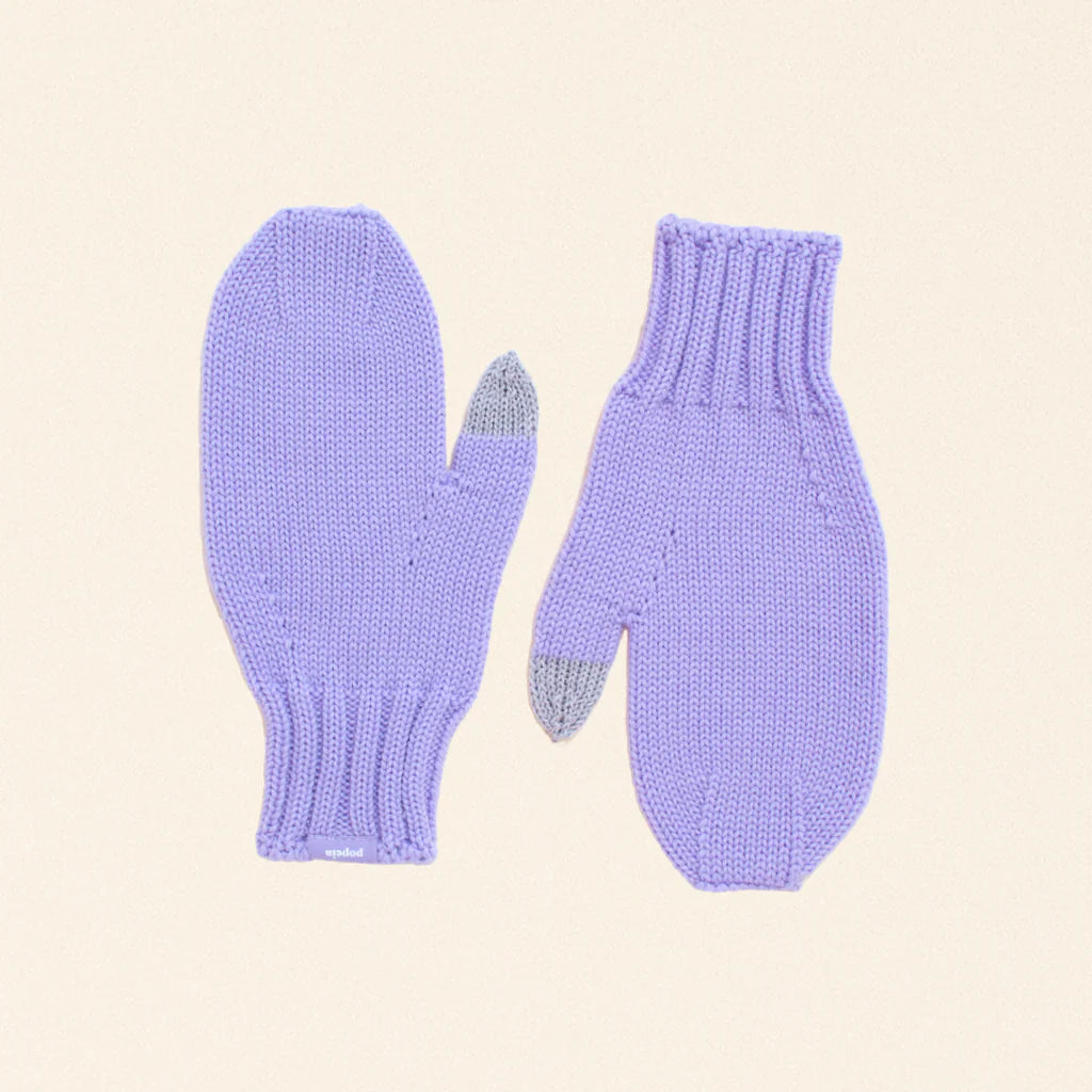 Zwei lavendelfarbene Strickfäustlinge sind nebeneinander auf einem hellbeigen Hintergrund abgebildet. Jeder Fäustling hat eine graue Touchscreen-kompatible Spitze am Daumen.