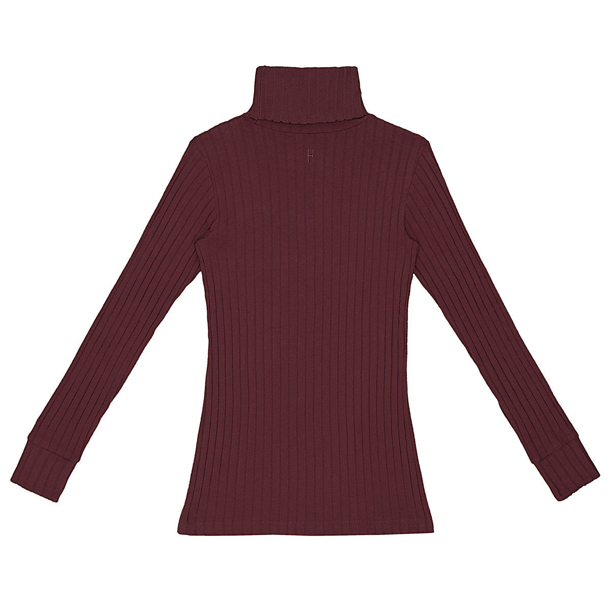 Ein langärmeliger, gerippter, kastanienbrauner Rollkragenpullover, der flach auf einem weißen Hintergrund liegt.