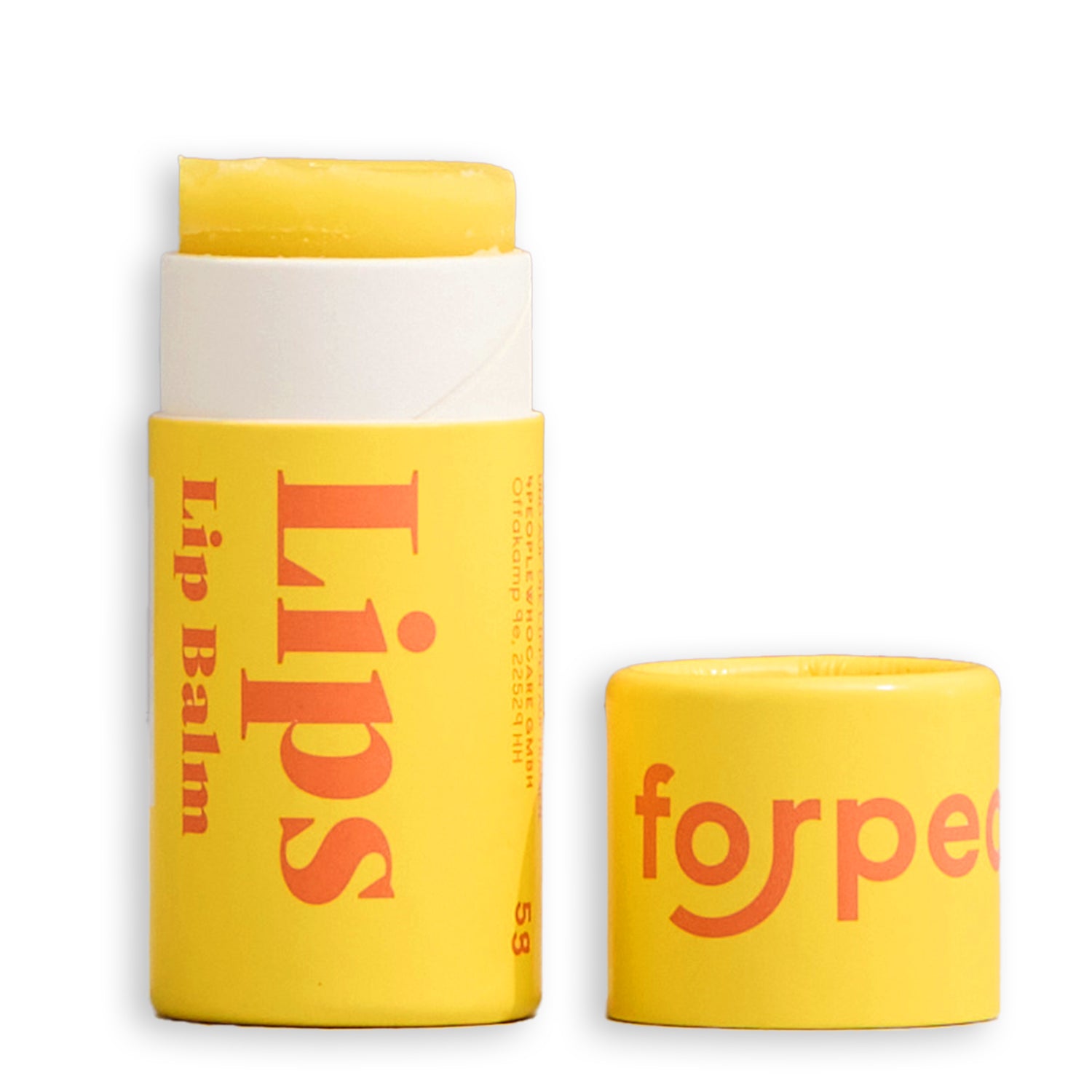 Eine gelbe Tube Lippenbalsam mit der Aufschrift "Lips Lip Balm" in fetten rosa Buchstaben, aufrecht stehend mit der passenden gelben Kappe in der Nähe. Der Balsam ist teilweise aus der Tube herausgezogen.