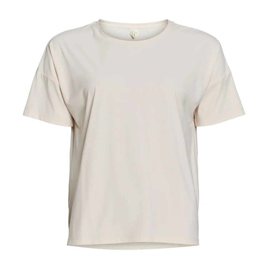 Ein schlichtes, hellbeiges, kurzärmeliges T-Shirt mit Rundhalsausschnitt auf weißem Hintergrund.