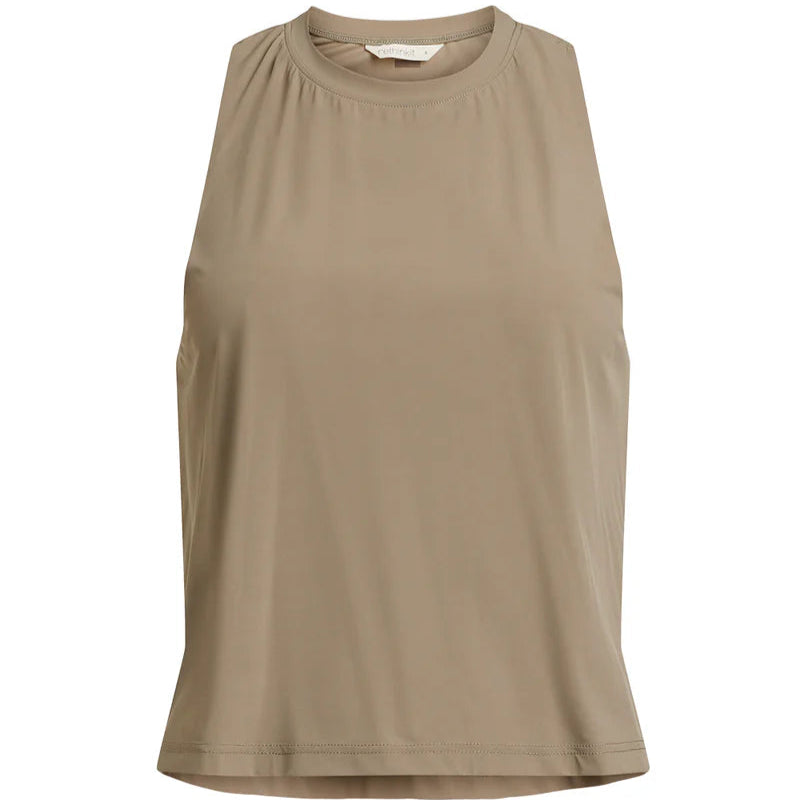 Ein ärmelloses, hellbraunes Tank-Top mit hohem Ausschnitt und einfachem, minimalistischem Design auf einfarbigem Hintergrund.