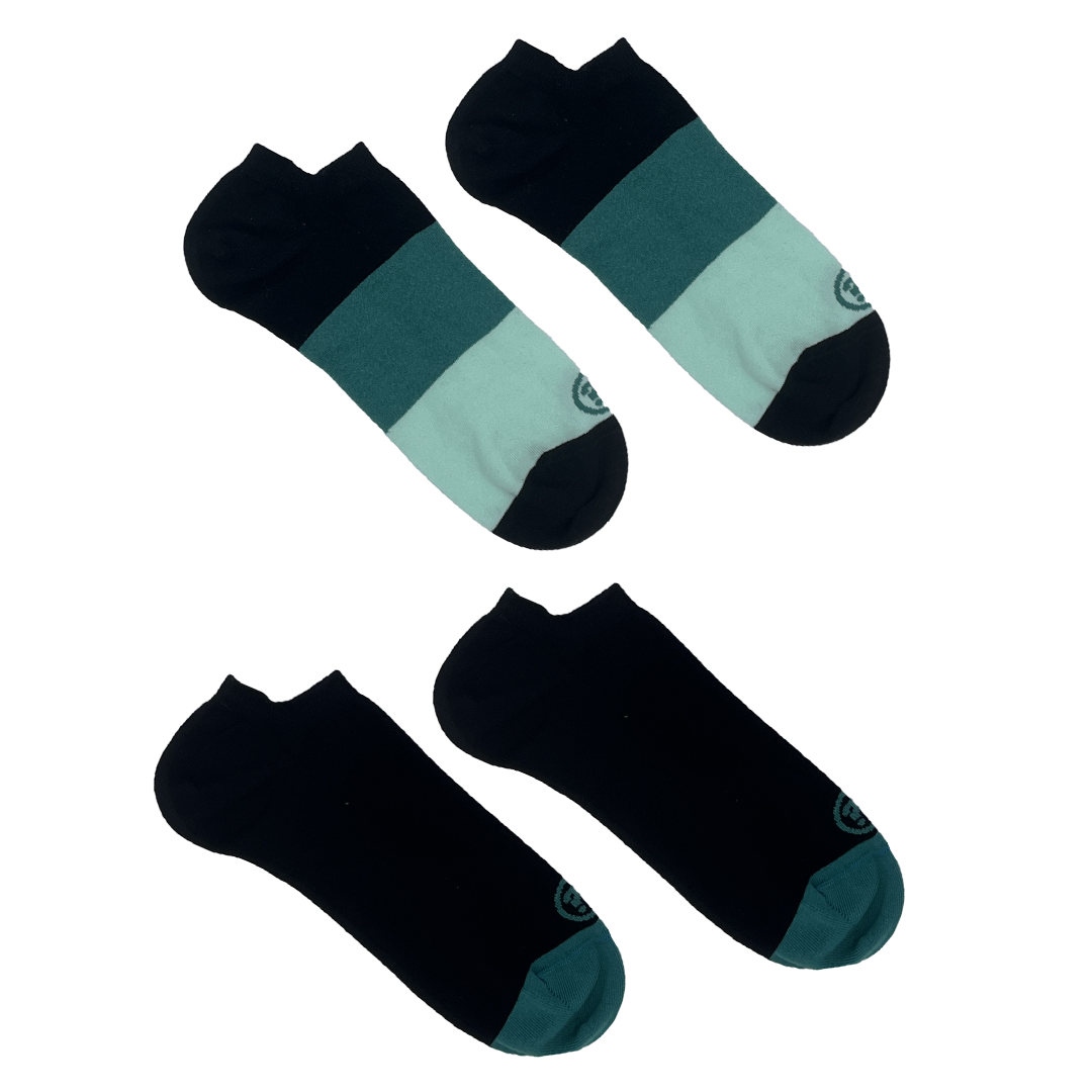 Zwei Paar Socken, das obere Paar in Schwarz und Grün, das untere Paar in Schwarz mit grünen Zehen und Fersen.