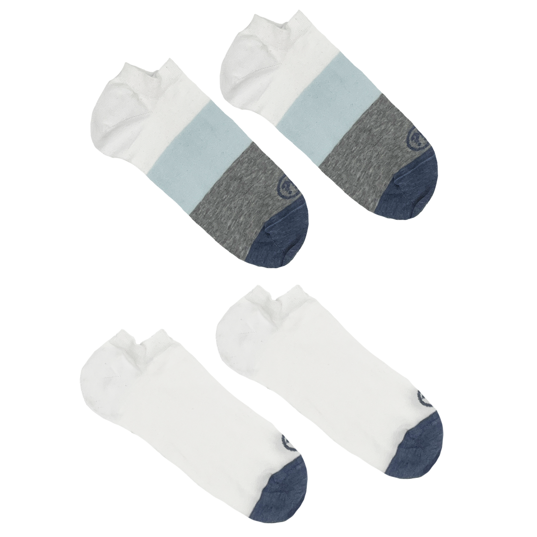 Vier Paare Knöchelsocken: zwei in Weiß mit blauen Zehen, zwei in Blau, Grau und Weiß mit blauen Zehen.