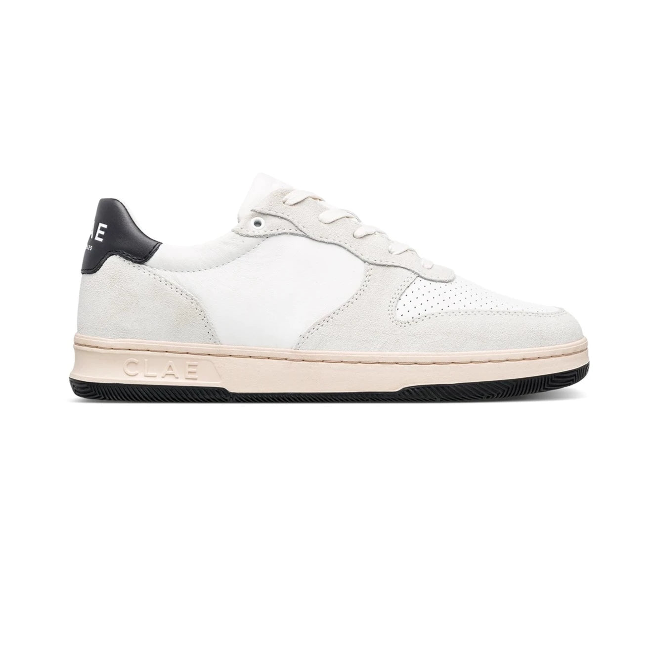 Weißer Sneaker mit beige-hellbrauner Sohle, schwarzem Fersenbereich und Schnürung, seitlich mit Schriftzug "CLAE".