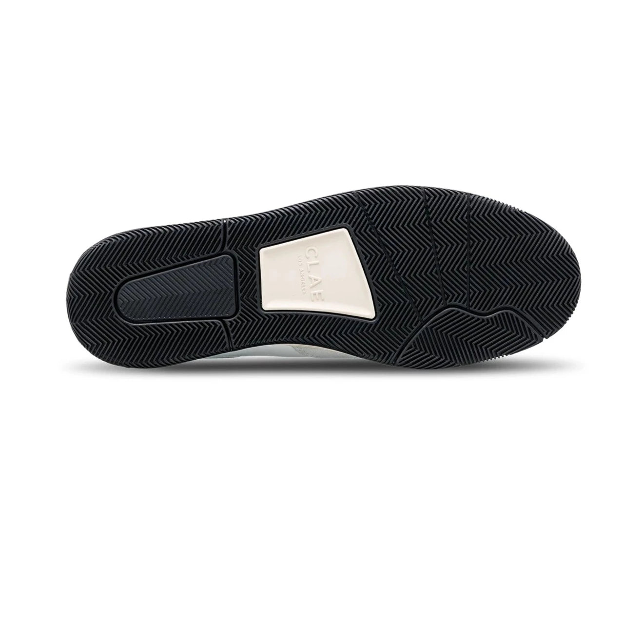 Schwarze Schuhsohle mit Fischgrätenmuster und einem beige platzierten hervorstehenden Rechteck mit dem Schriftzug "CLAE".