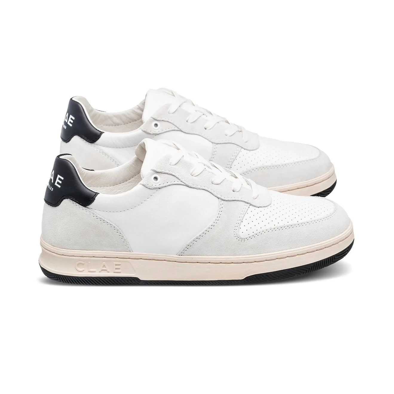 Weiße Sneaker mit schwarzem Fersendetail und beige Sohle, seitlich fotografiert.