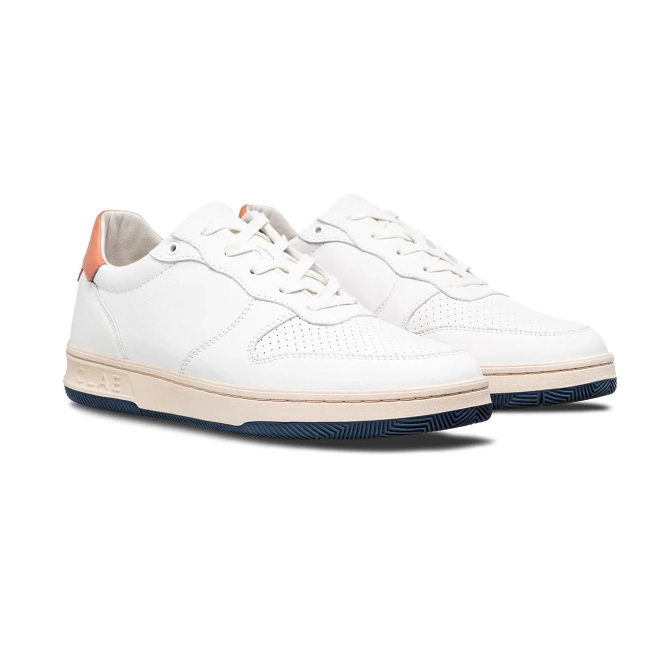 Weiße Sneakers mit beigefarbenen Sohlen und einem orangefarbenen Detail an der Ferse, auf weißem Hintergrund.