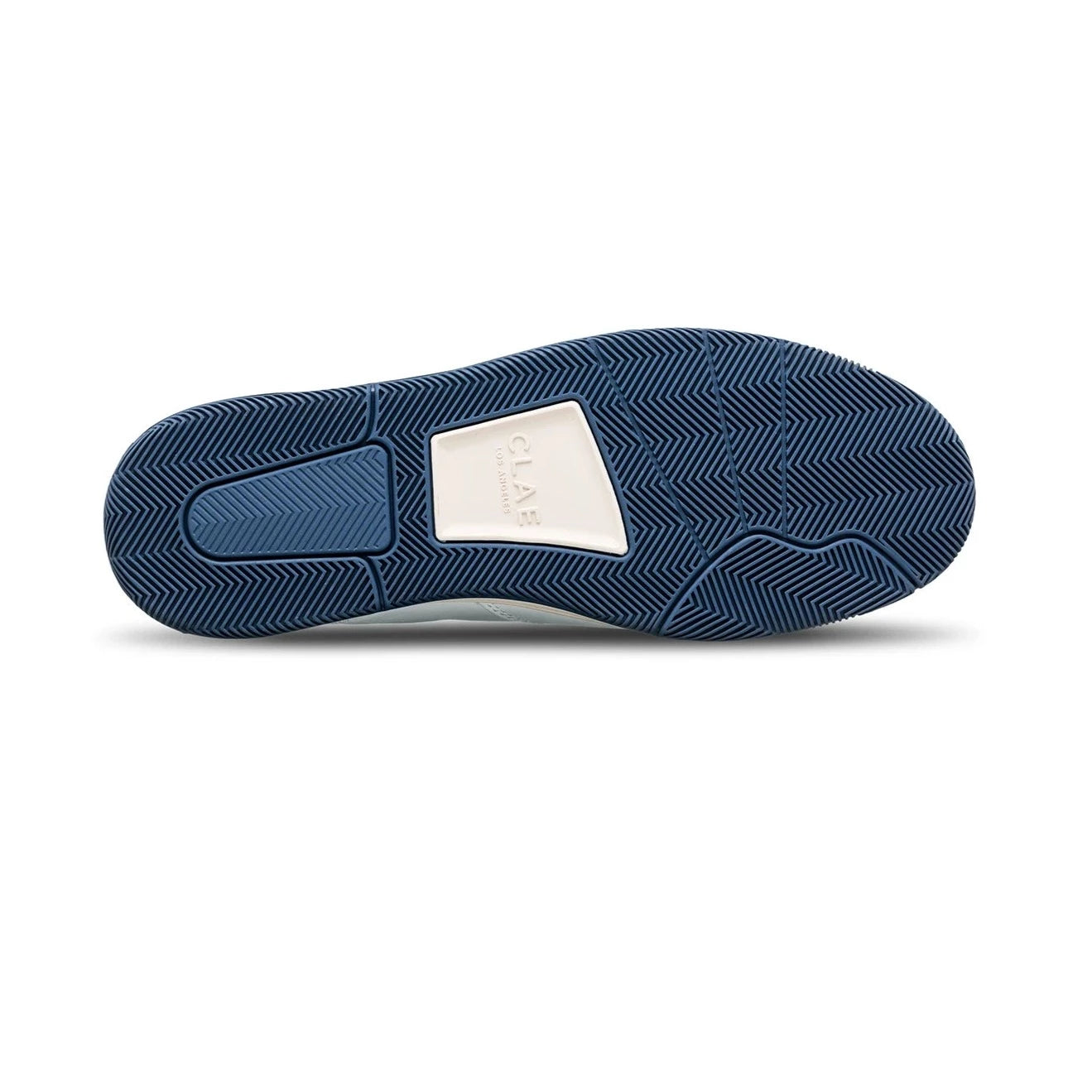 Blaue Schuhsohle mit Chevron-Muster und weißem Einsatz in der Mitte, darauf steht "CLAE".