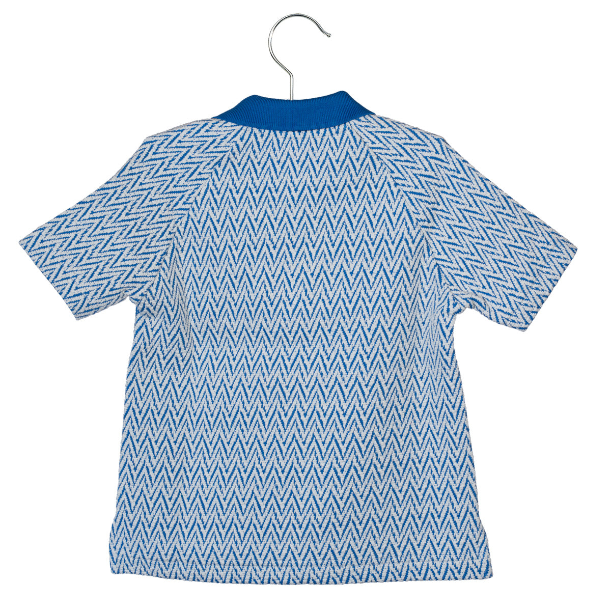 Ein kurzärmeliges Hemd mit blau-weißem Zickzack-Muster, ausgestellt auf einem Bügel. Das Hemd hat einen durchgehenden blauen Kragen und ist von hinten abgebildet.