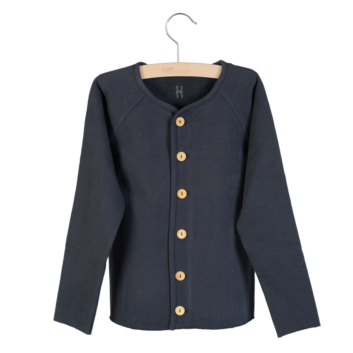 Eine marineblaue, langärmelige Strickjacke mit natürlichen Holzknöpfen, ausgestellt auf einem Kleiderbügel vor weißem Hintergrund.