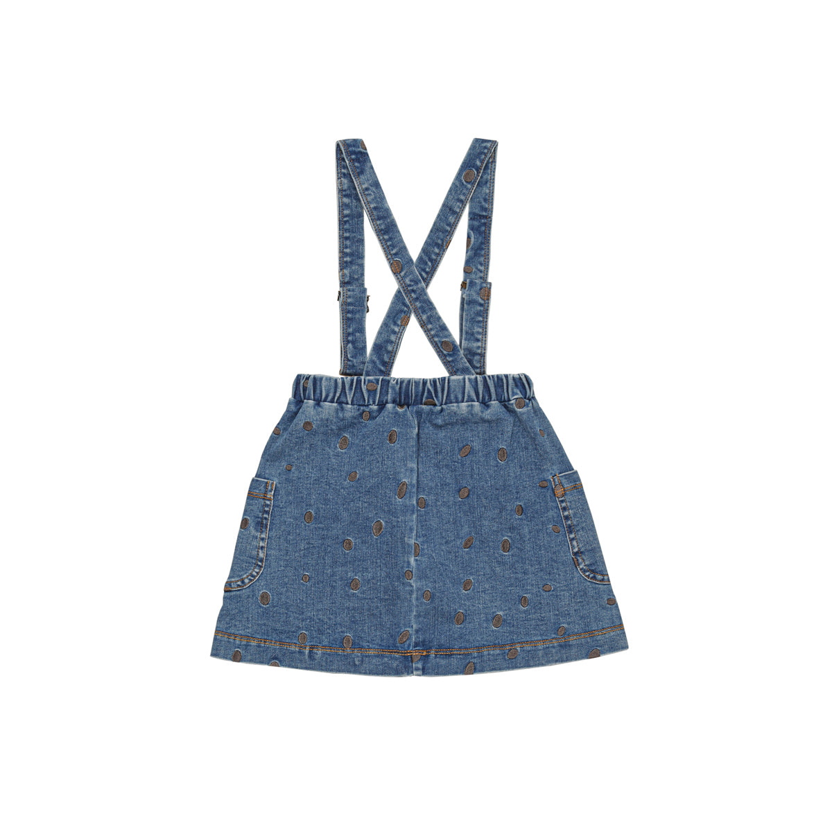 Jeansrock mit Taschen auf der Vorderseite, kleinen braunen Tupfen und verstellbaren Hosenträgern auf weißem Hintergrund.