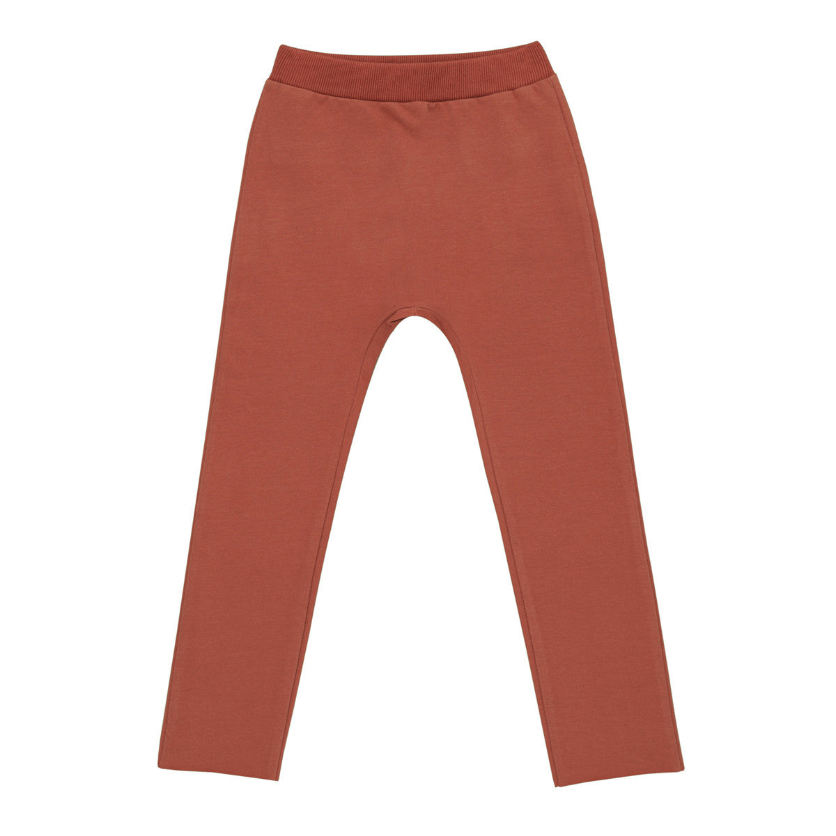 Ein Paar rostfarbene, bodenlange Leggings mit einem elastischen Bund, flach auf weißem Grund liegend.