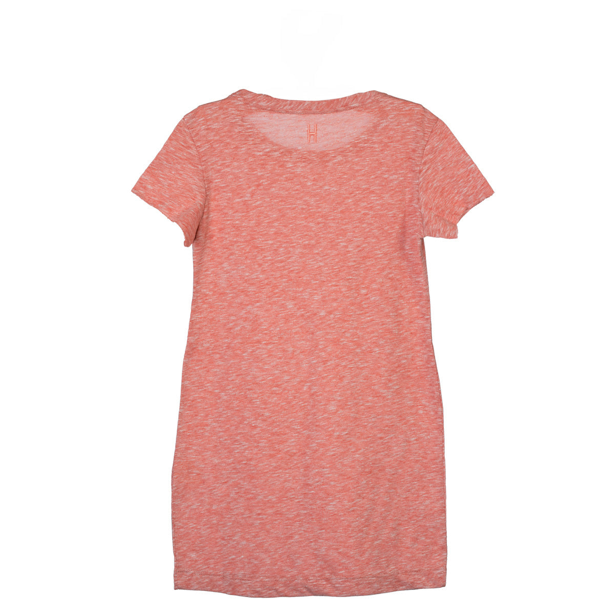Ein kurzärmeliges T-Shirt-Kleid aus korallenrotem Heidekraut liegt flach auf weißem Grund und zeigt die Vorderseite mit Rundhalsausschnitt und einfachem, lässigem Design.