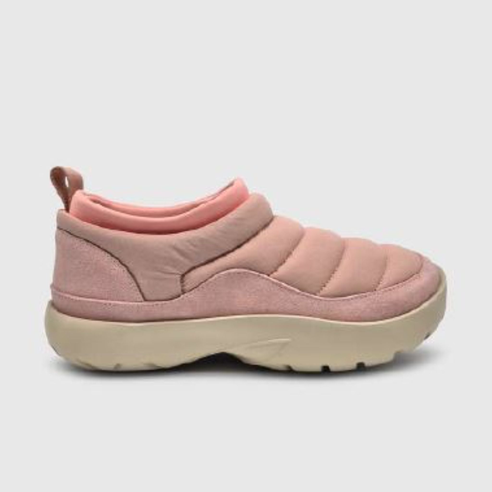 Ein rosafarbener Slipper mit gestepptem, gepolstertem Obermaterial, einer hellbraunen Sohle und einer Zuglasche an der Ferse auf hellgrauem Hintergrund.
