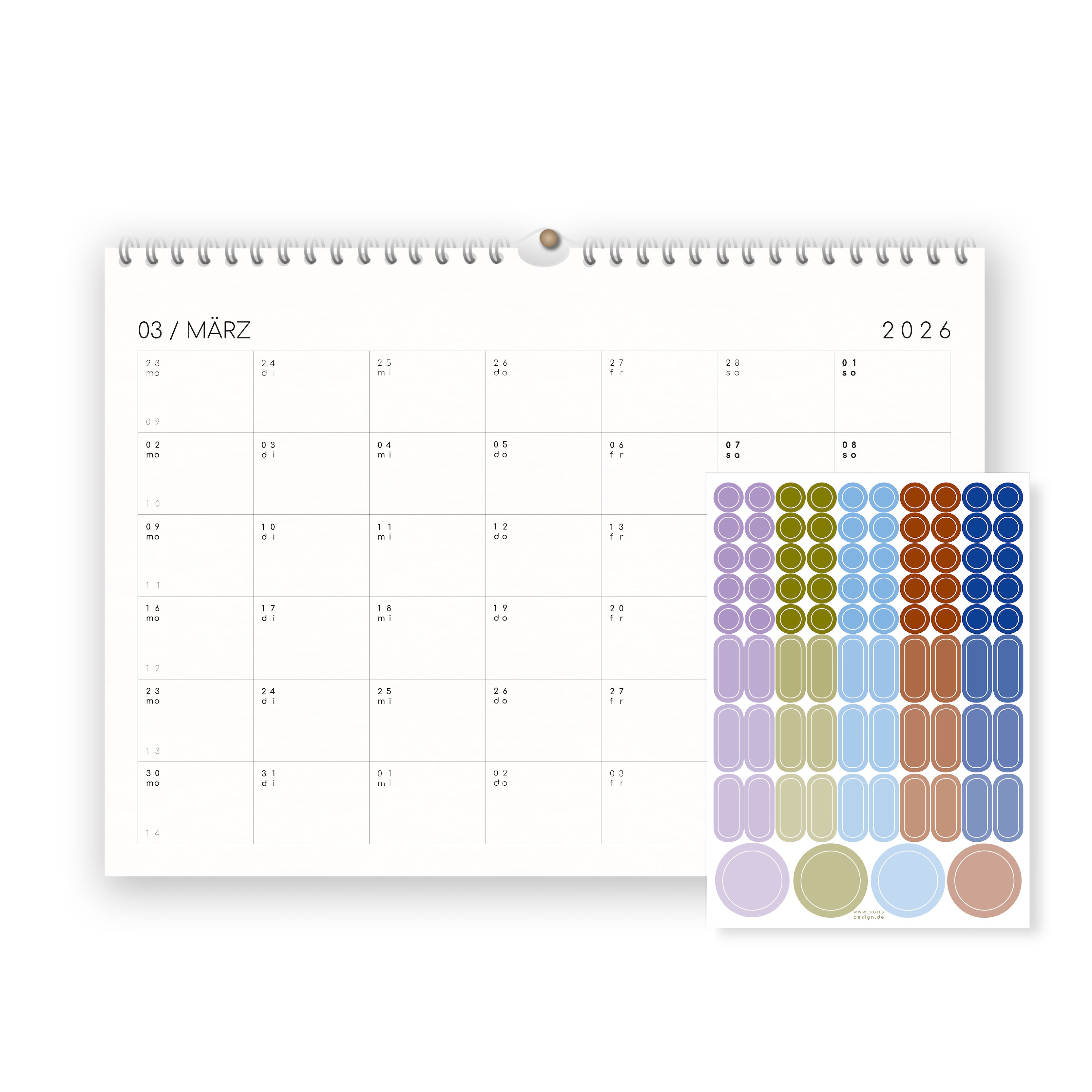 Ein spiralgebundener Wandkalender für März 2026 mit deutschem Text und einem Blatt mit bunten Aufklebern mit verschiedenen Rechteck- und Kreisformen, die vor dem Kalender angebracht sind.