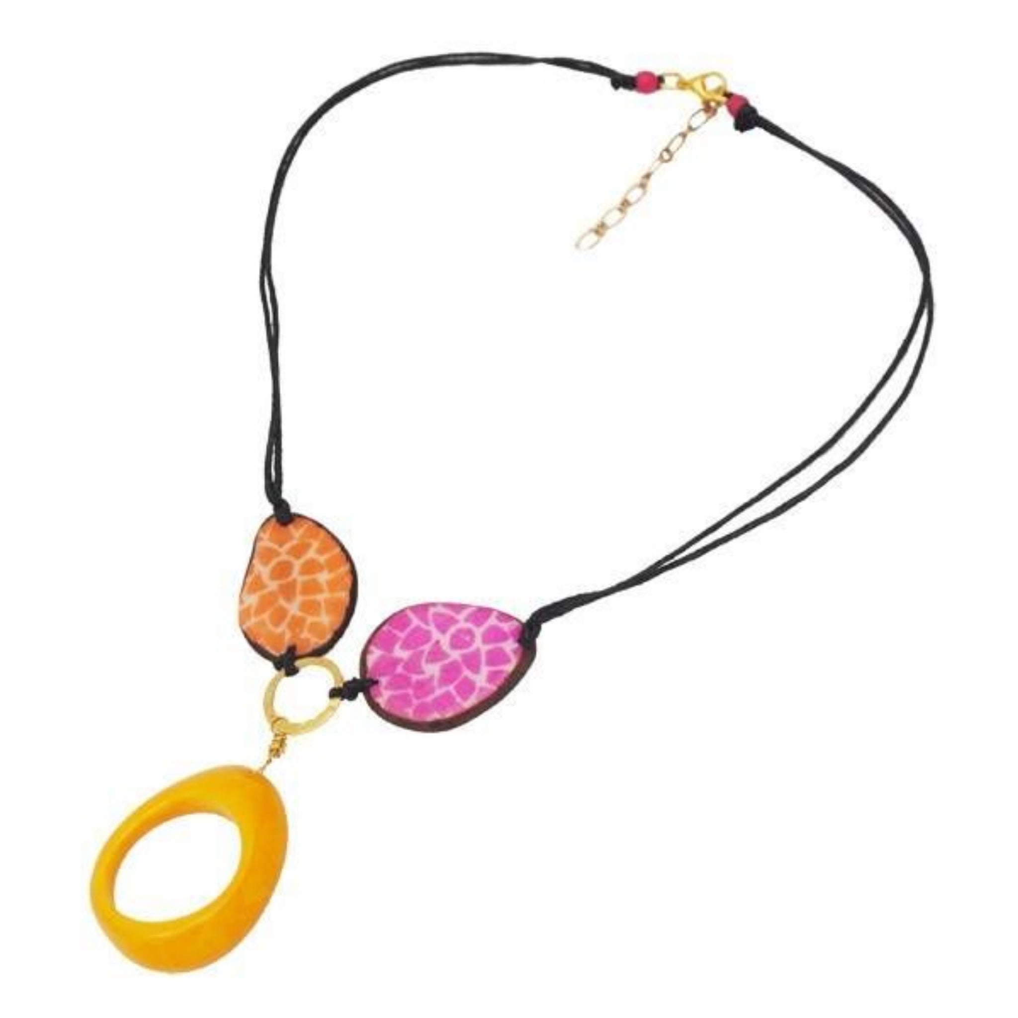 Eine schwarze Kordelkette mit einem großen gelben ovalen Anhänger, einer orangefarbenen ovalen Perle und einer rosafarbenen ovalen Perle mit weißen Mustern, mit einem verstellbaren Goldverschluss.