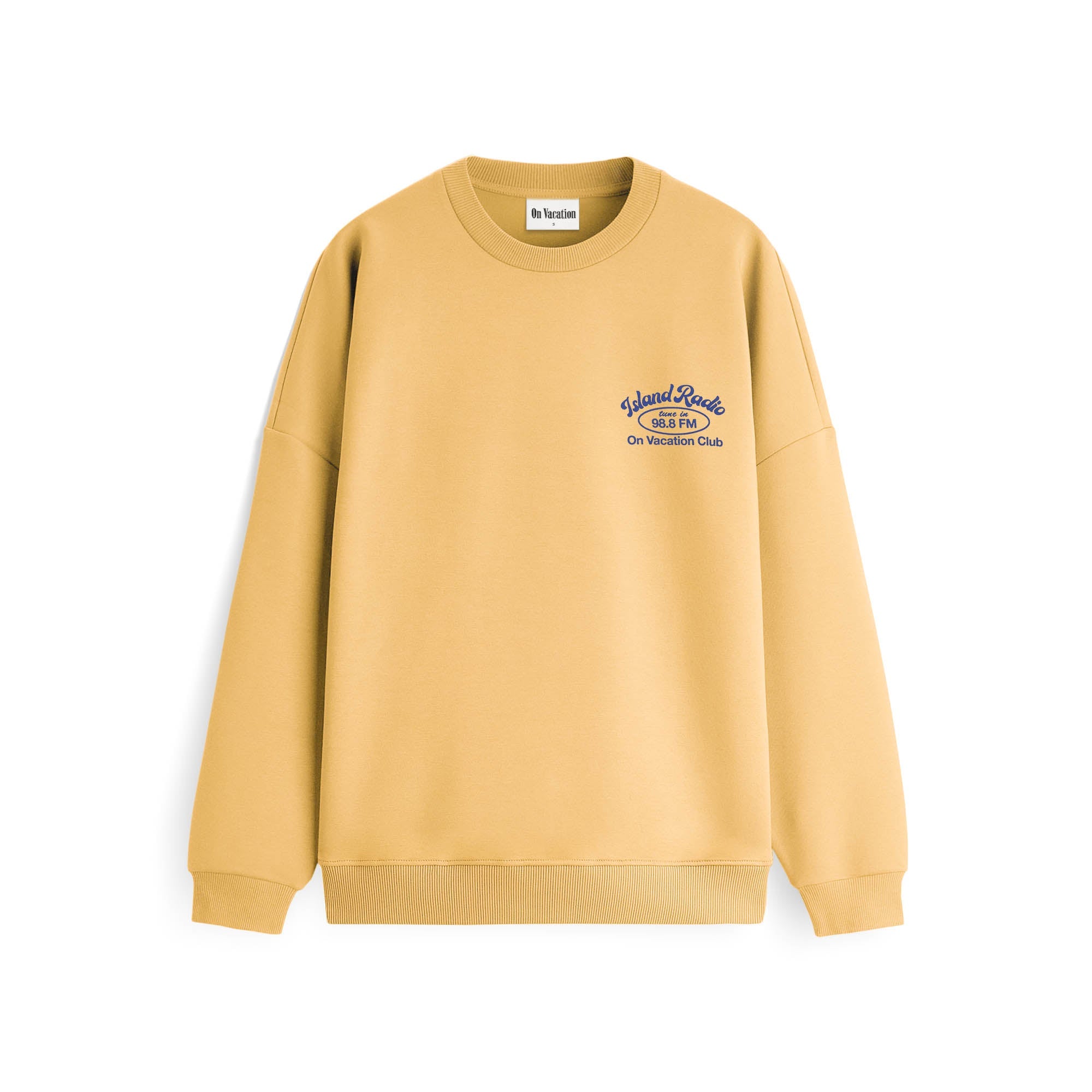 Ein senfgelbes Sweatshirt mit Rundhalsausschnitt und langen Ärmeln. Auf der linken Brust befindet sich ein blauer gestickter Text mit der Aufschrift "Island People On Vacation Club". Das Sweatshirt ist vor einem weißen Hintergrund abgebildet.
