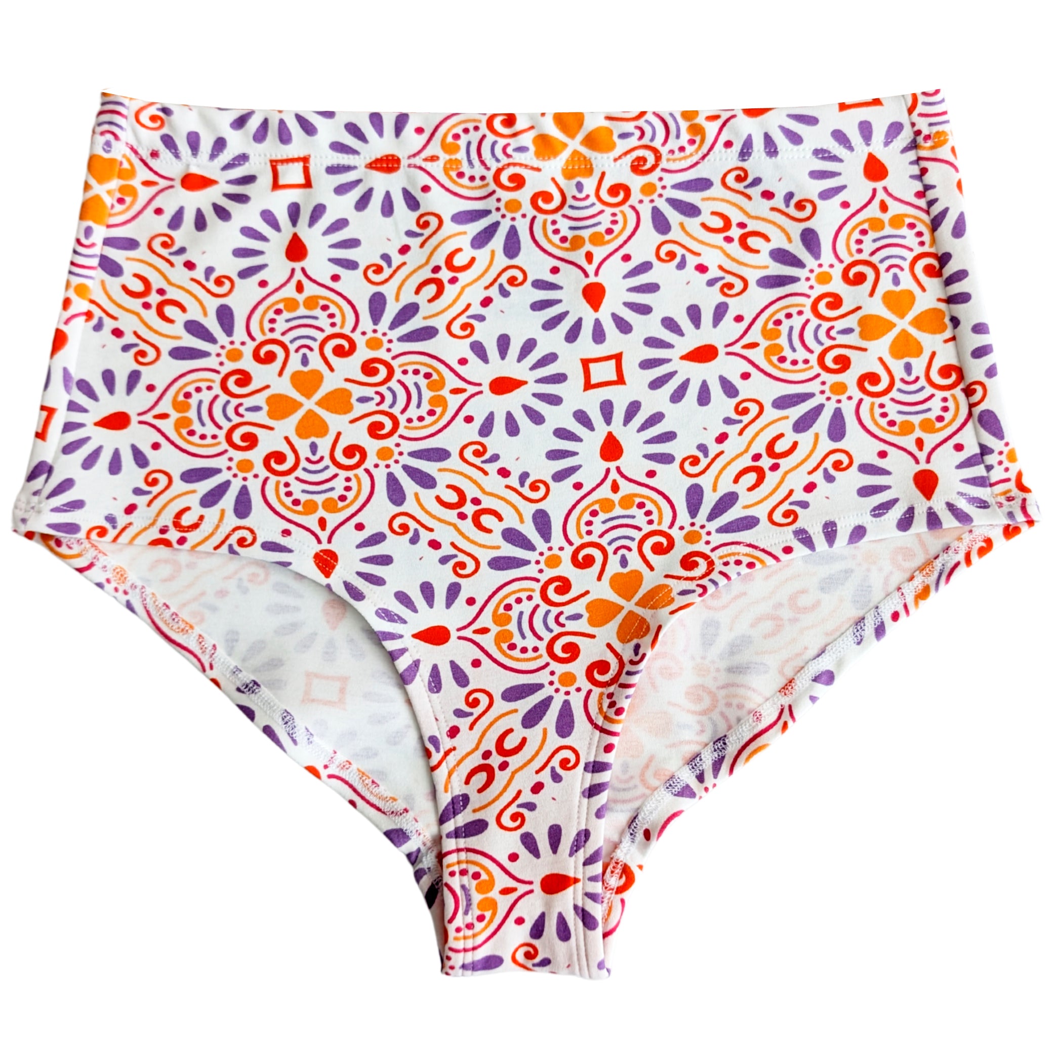 Unterwäsche mit hoher Taille und einem farbenfrohen, von Mandalas inspirierten Muster in Orange, Rot und Lila auf einem weißen Hintergrund.