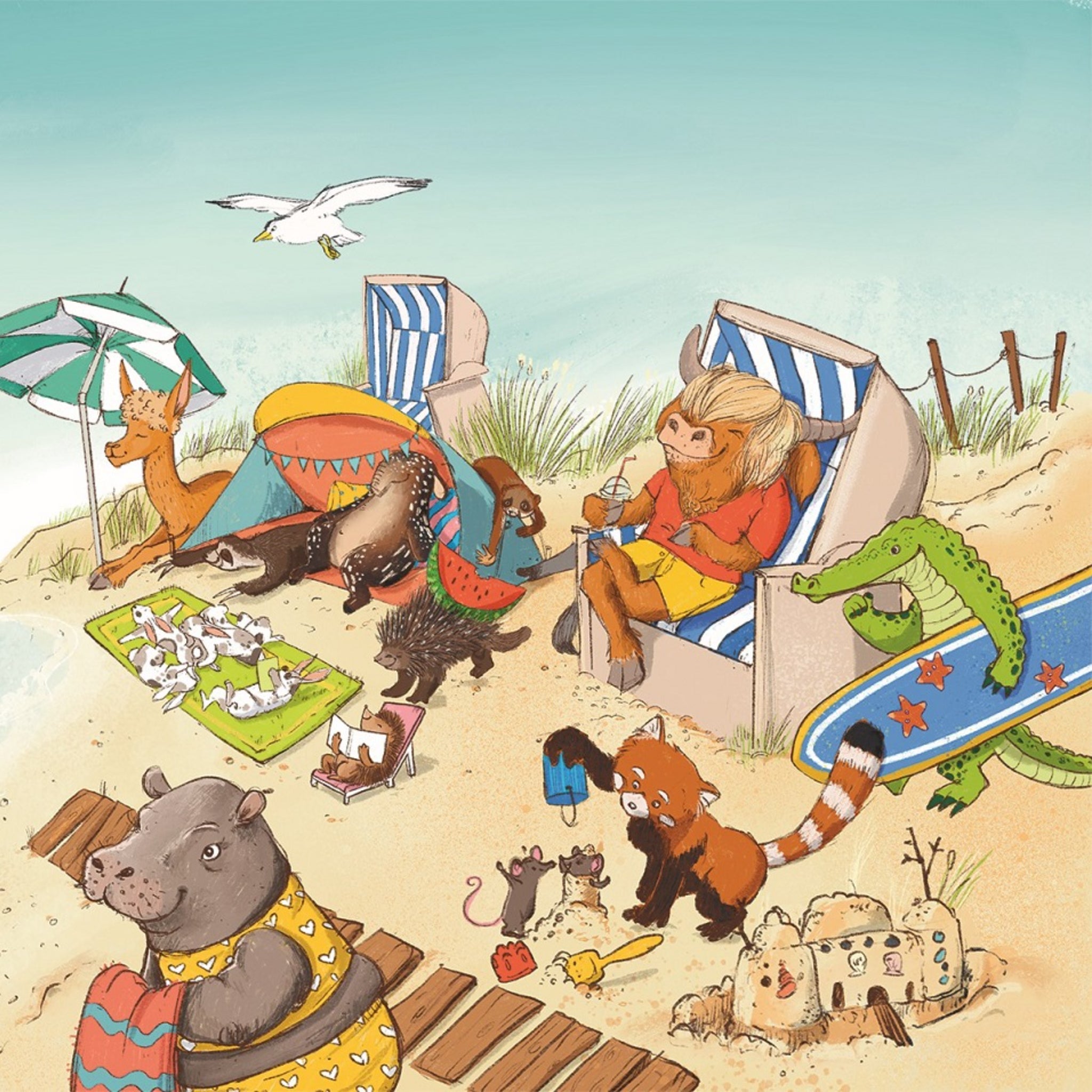 Eine Gruppe von Tieren entspannt sich am Strand: ein Fuchs unter einem Sonnenschirm, ein Nilpferd in einem Badeanzug, ein Otter auf einem Handtuch, ein Bison mit einem Eis, Mäuse, die im Sand spielen, ein roter Panda und ein Krokodil mit einem Surfbrett.