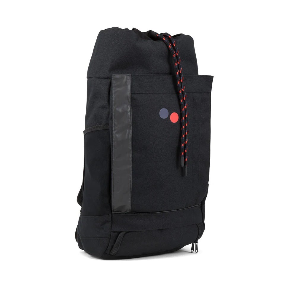Ein schwarzer Rucksack mit einem Kordelzugverschluss oben, zwei kleinen farbigen Punkten auf der Vorderseite, einer Seitentasche, einer Vordertasche mit einem vertikalen Streifen und rot-schwarzen Seilgriffen.