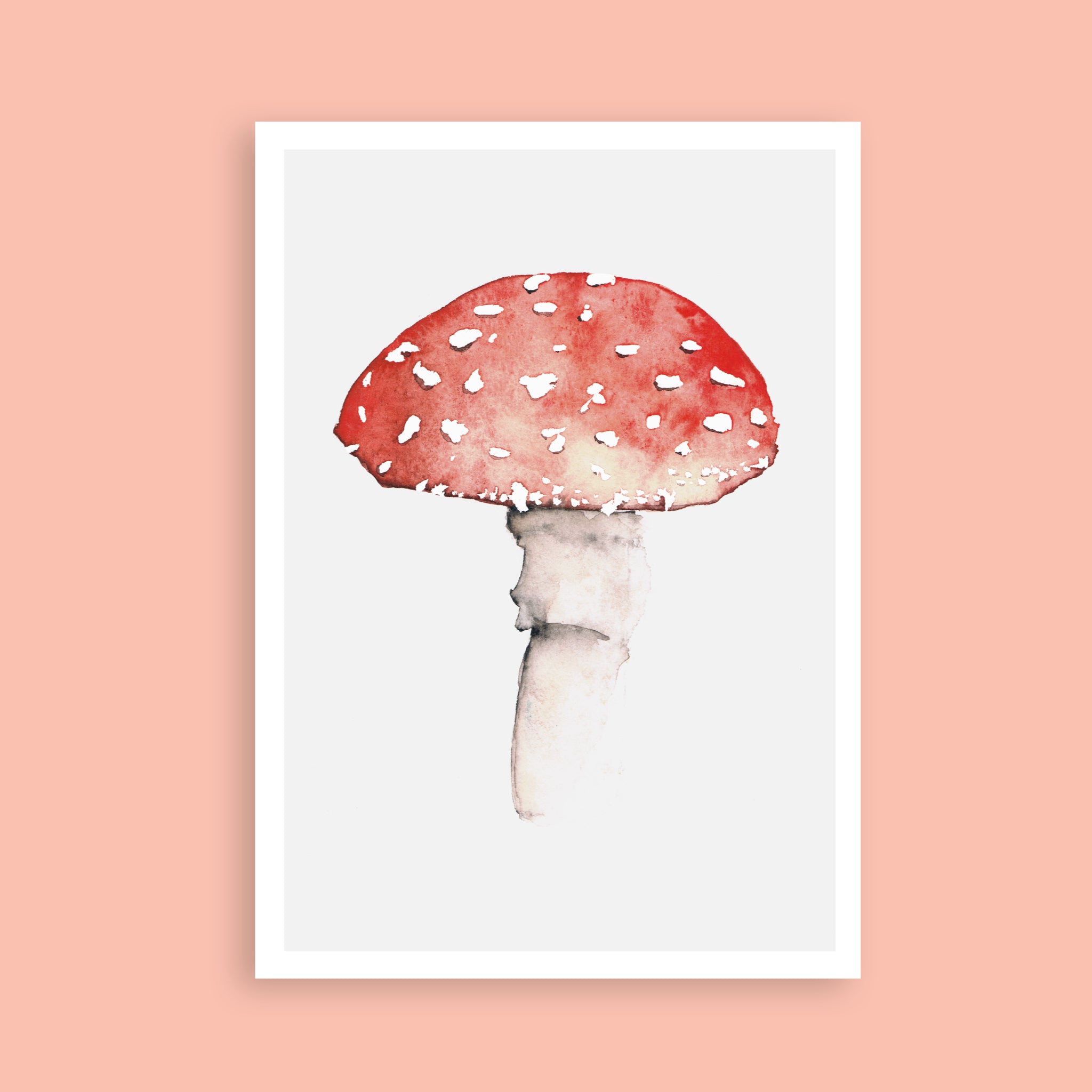 Aquarell-Illustration eines roten Pilzes mit weißem Stiel und weißen Flecken auf der Kappe, zentriert auf einem weißen Hintergrund und gerahmt, vor einem weichen Pfirsich Hintergrund.