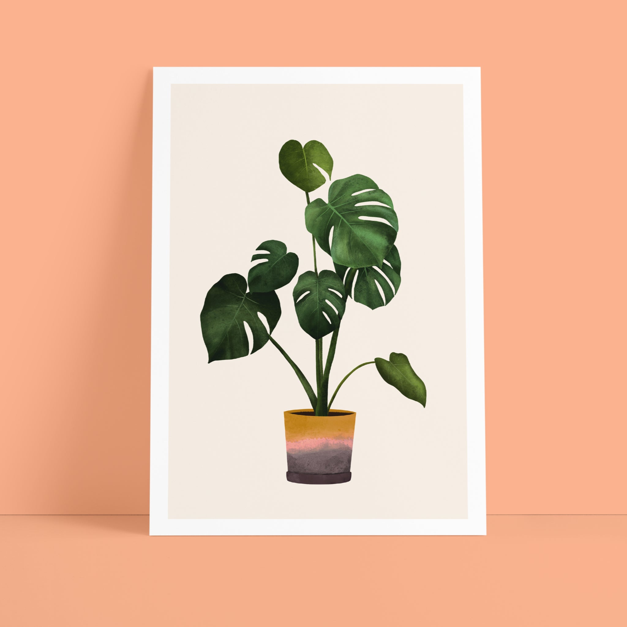 Eine gerahmte Illustration einer getopften Monstera-Pflanze mit großen grünen Blättern vor einem hellbeigen Hintergrund und einer pfirsichfarbenen Wand.