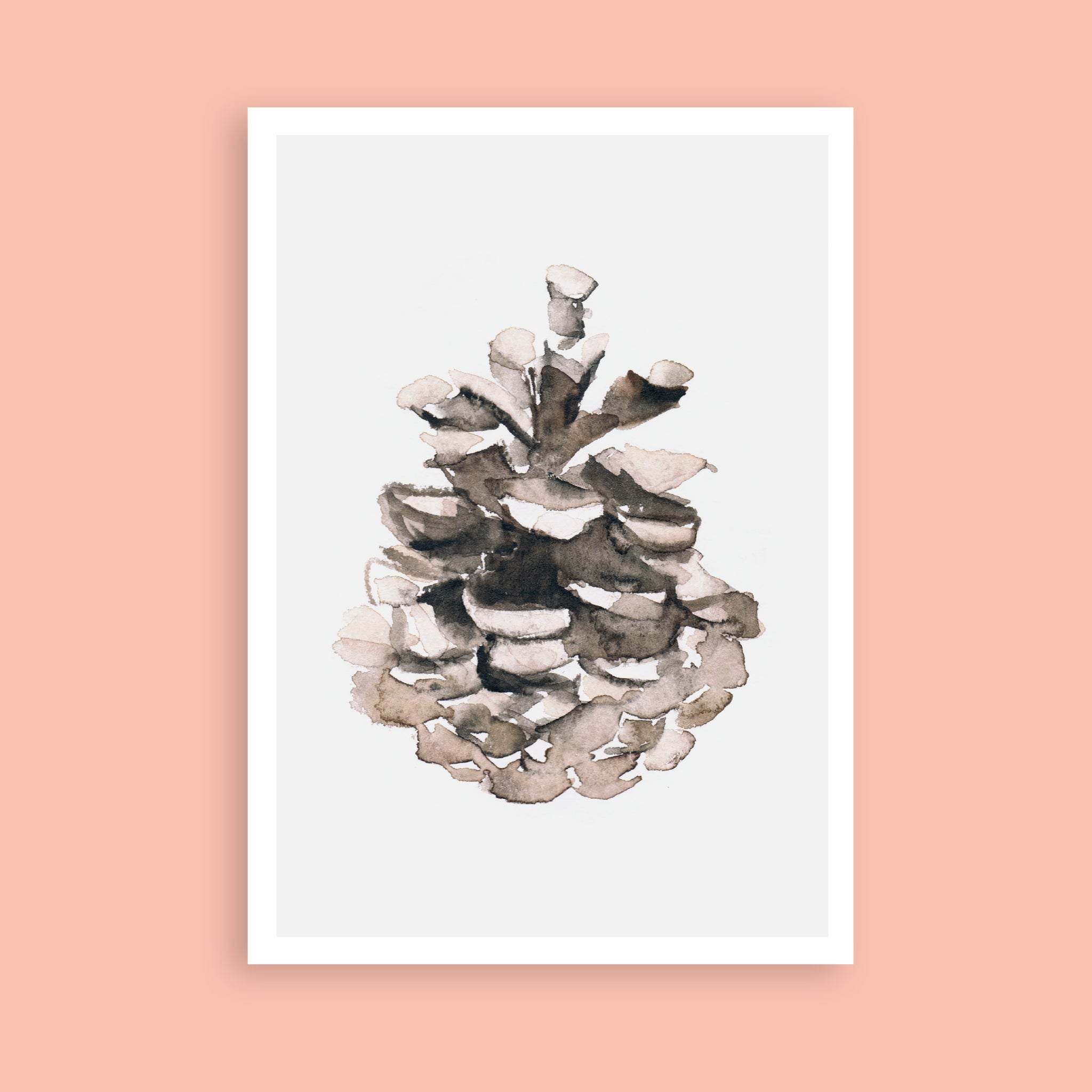 Ein Aquarell eines Tannenzapfens in Brauntönen, zentriert auf einem weißen Hintergrund mit weißem Rand, vor einem blassen pfirsichfarbenen Hintergrund.