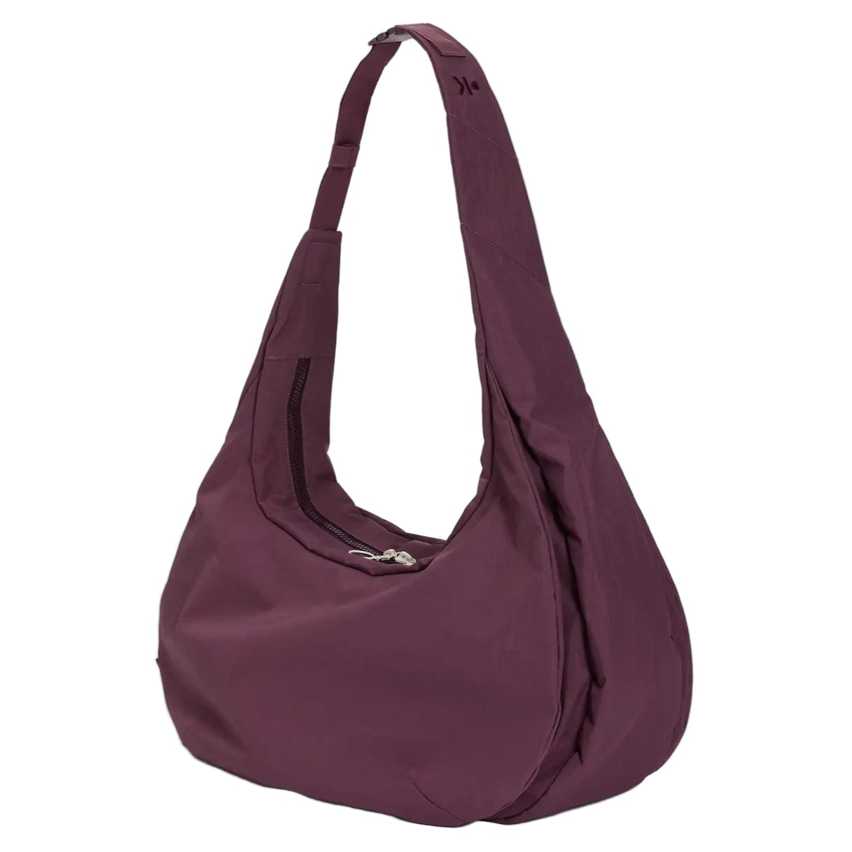 Eine pflaumenfarbene, sichelförmige Umhängetasche mit verstellbarem Riemen und einem Hauptfach mit Reißverschluss, die vor einem schlichten weißen Hintergrund steht.