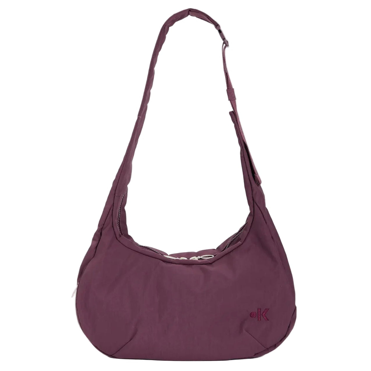 Pflaumenfarbene, sichelförmige Umhängetasche mit verstellbarem Riemen und dezentem, gesticktem Logo in der rechten unteren Ecke auf weißem Hintergrund.