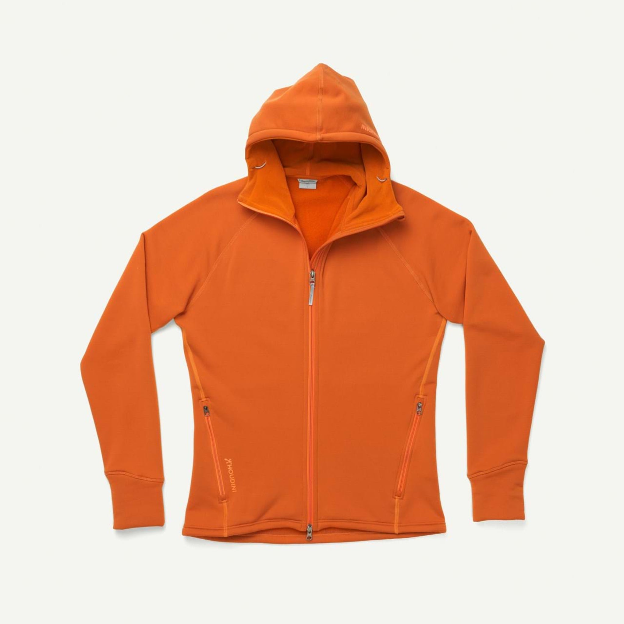 Orangefarbene Kapuzenjacke mit Reißverschluss und Taschen, flach auf weißem Hintergrund ausgebreitet.