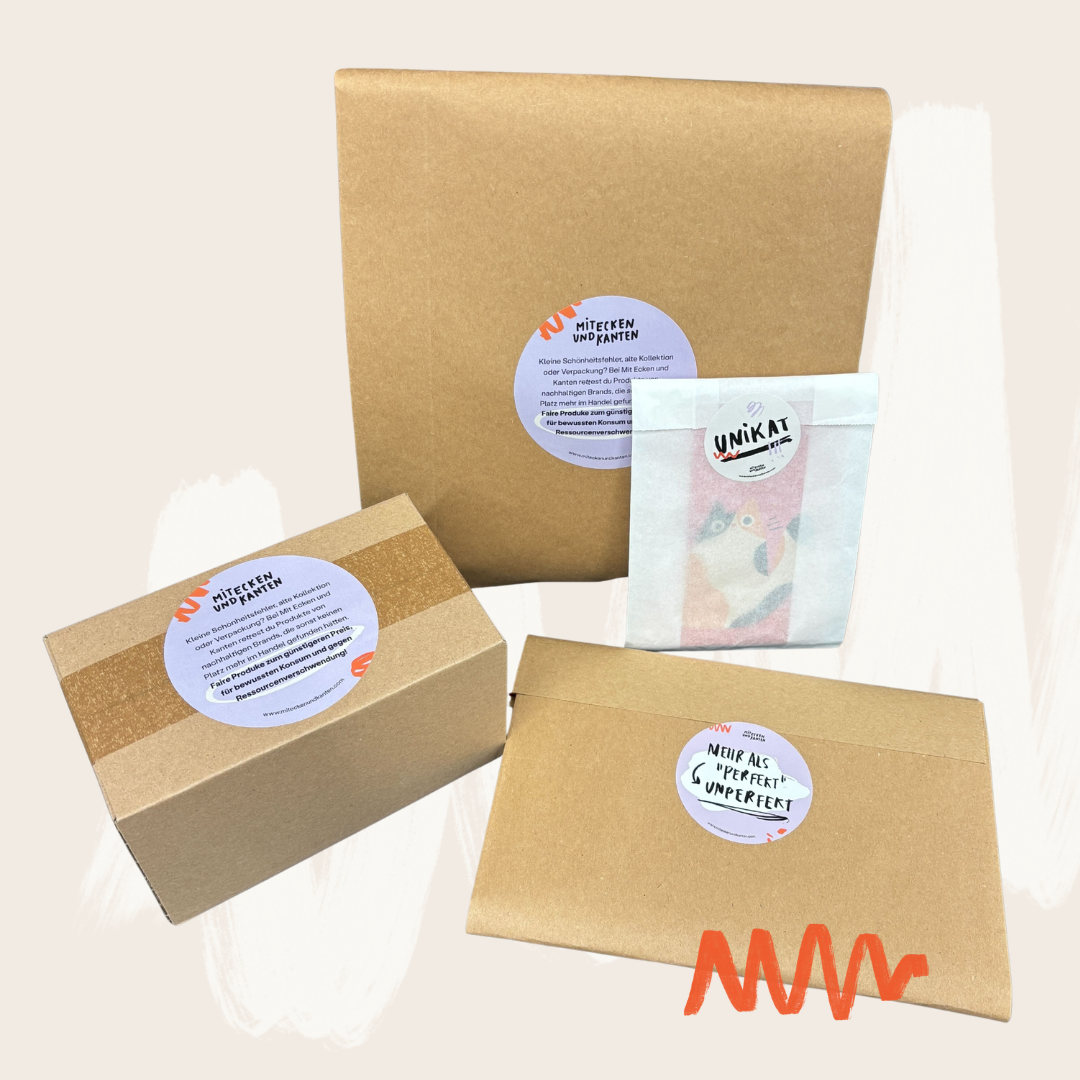 Vier Pakete in verschiedenen Größen, eingewickelt in einfaches braunes Papier, jedes mit einem runden weißen Aufkleber mit deutschem Text. Ein Paket ist in weißes Seidenpapier eingewickelt. Unten rechts ist eine orangefarbene verschnörkelte Linie eingezeichnet.